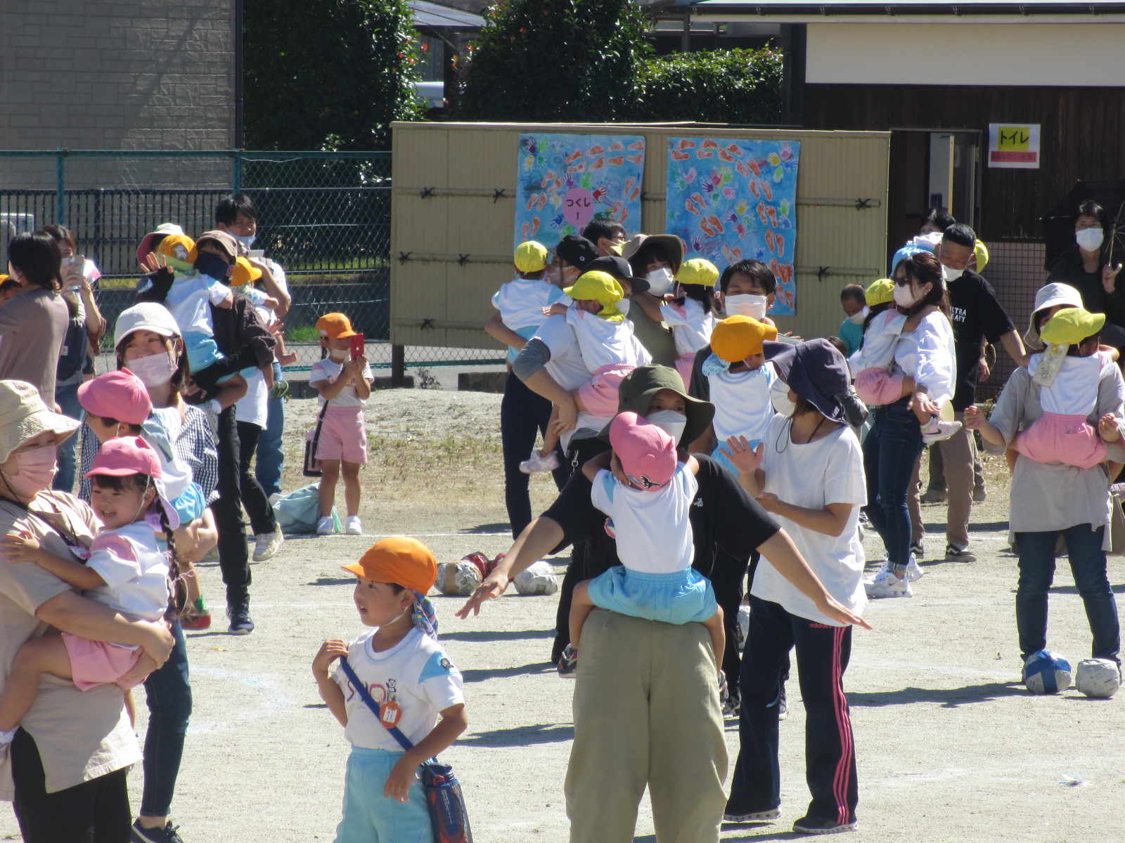 大きいからこそ出来ること！小さいからこそ出来ること！親子で楽しい体操です。一緒の体操とボール作り、ご協力ありがとうございました。子どもたちとっても喜んでいましたね♪