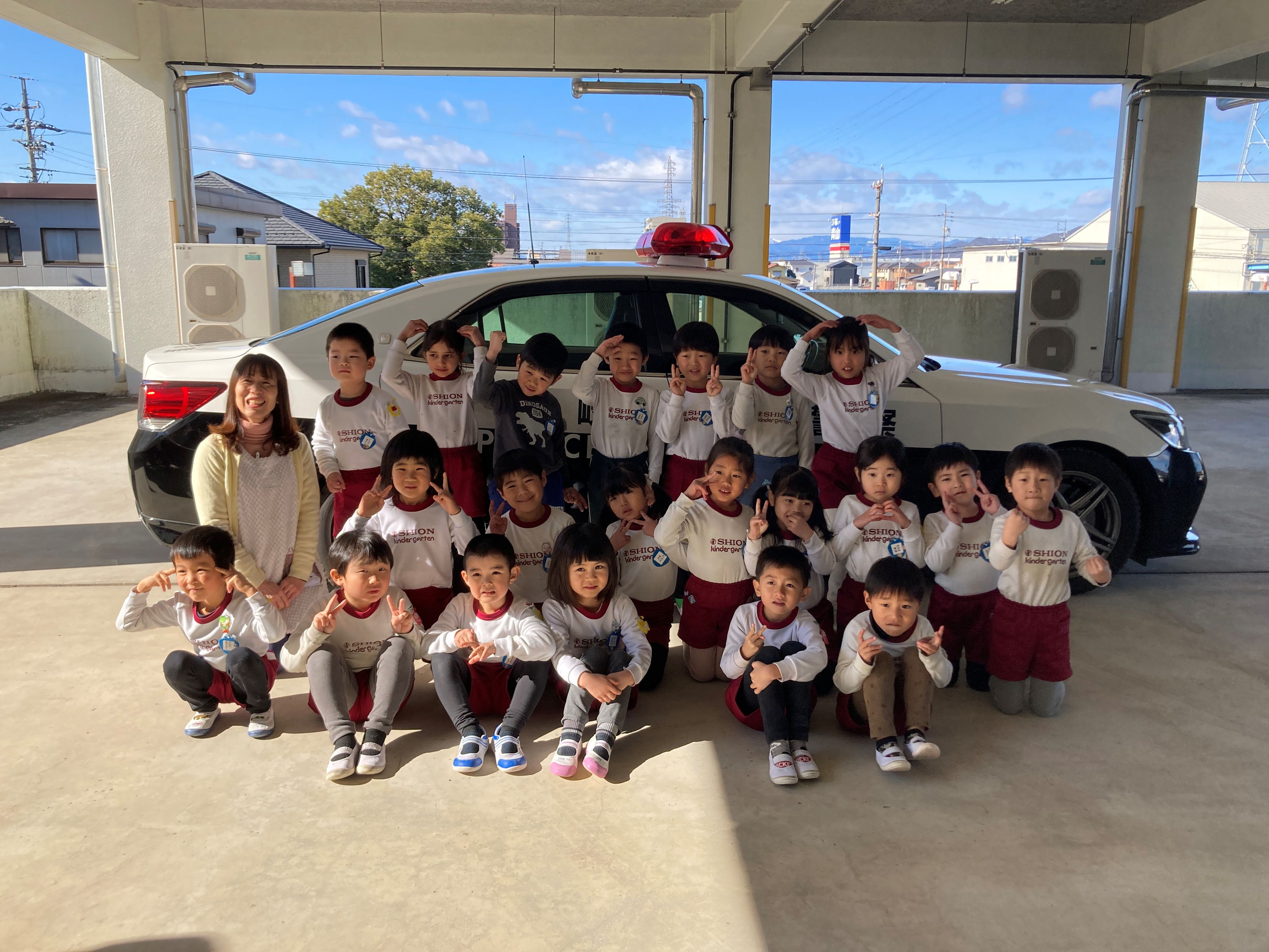 すずらん組さんから順にパトカー見学をさせてもらいました。サイレン、スピーカー、赤色灯など操作してもらいました。