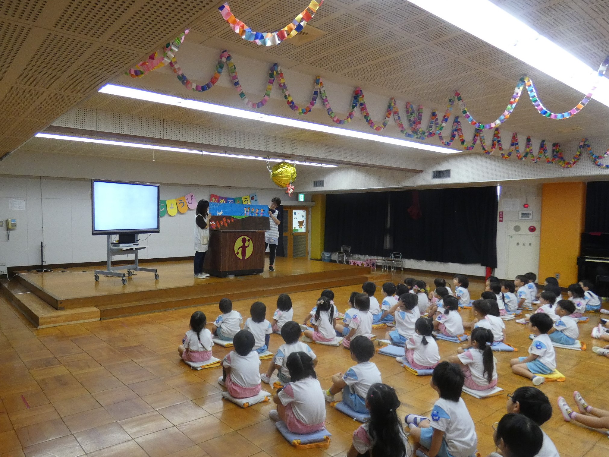 「さつまのおいも」子どもたちとお芋さんが力比べするところを年少のみんなも一緒にやっていました！