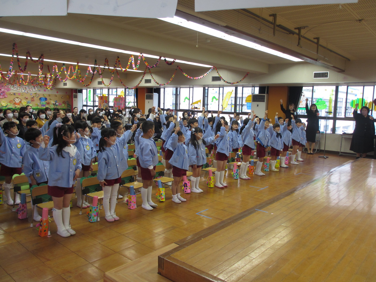 理事長さんの掛け声に合わせ「小学校に行っても、がんばるぞ！」