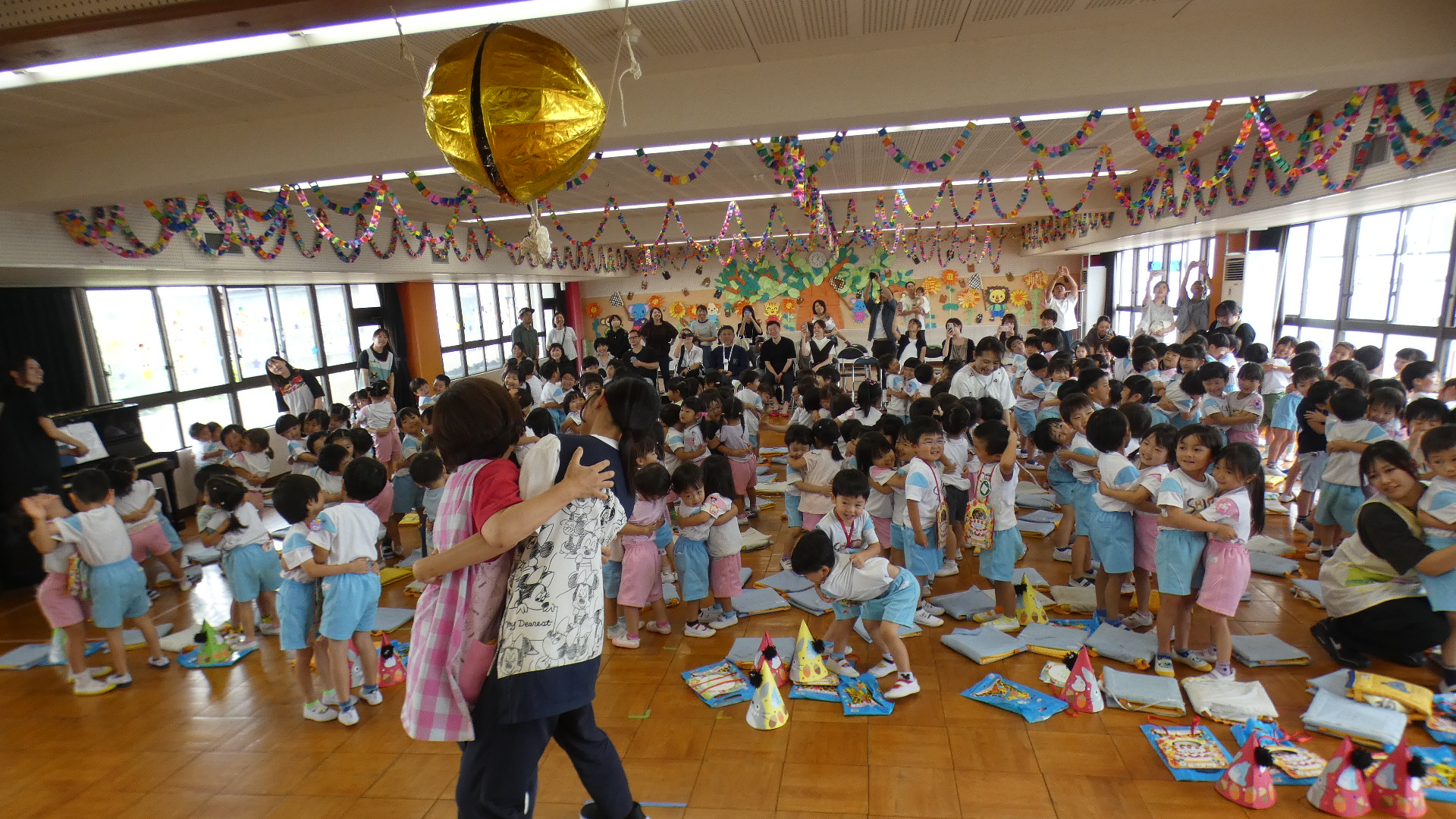 各学年の先生方から出し物（手あそびの紹介）してもらいました。