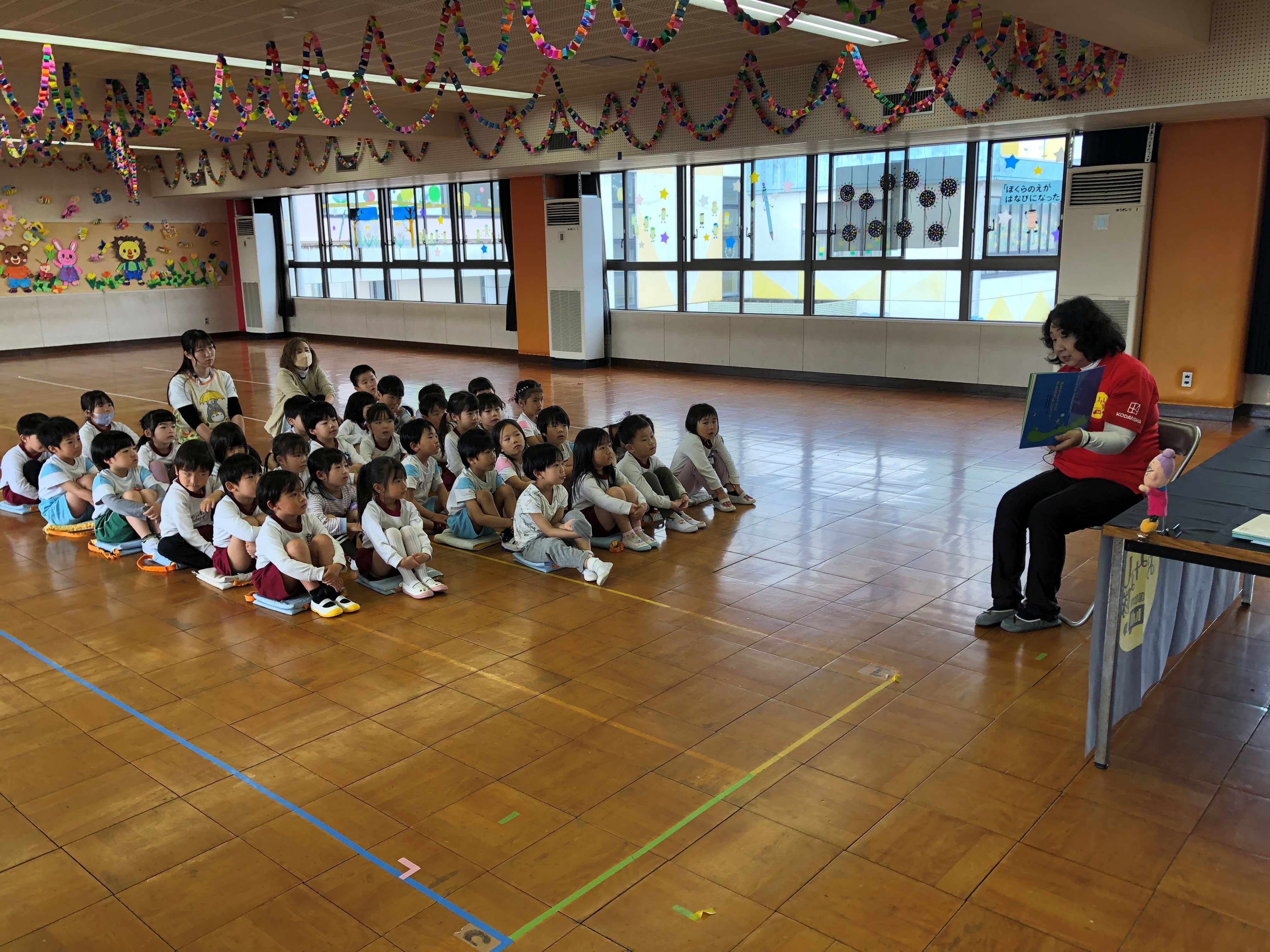 ４冊読んでもらいました。
動画配信「てのりの」ですべての学年（子苑第一幼稚園）に読み聞かせ『替歌鯉のぼり』を配信しました。