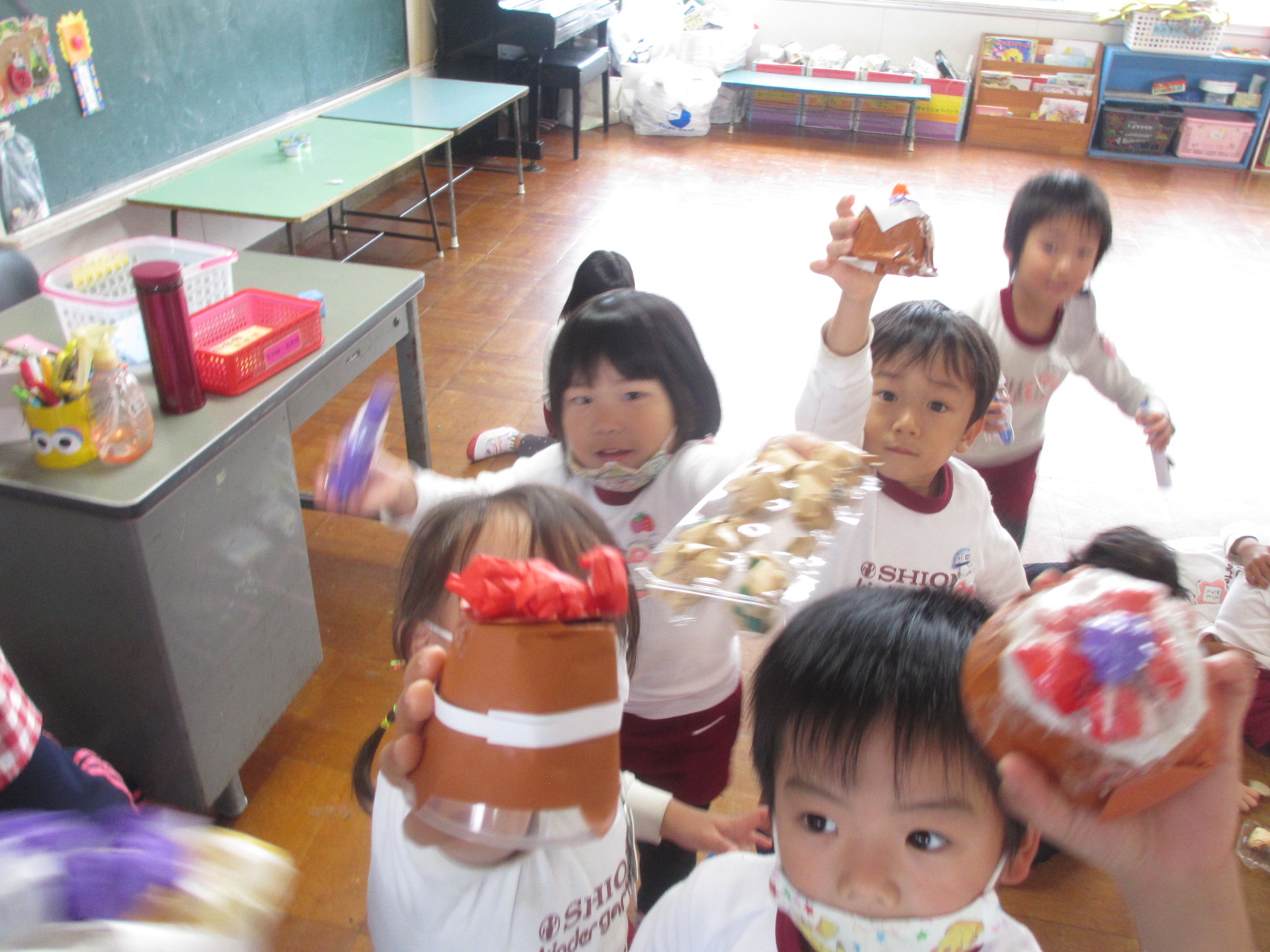 ケーキやたこ焼きをいっぱい買った子どもたち。