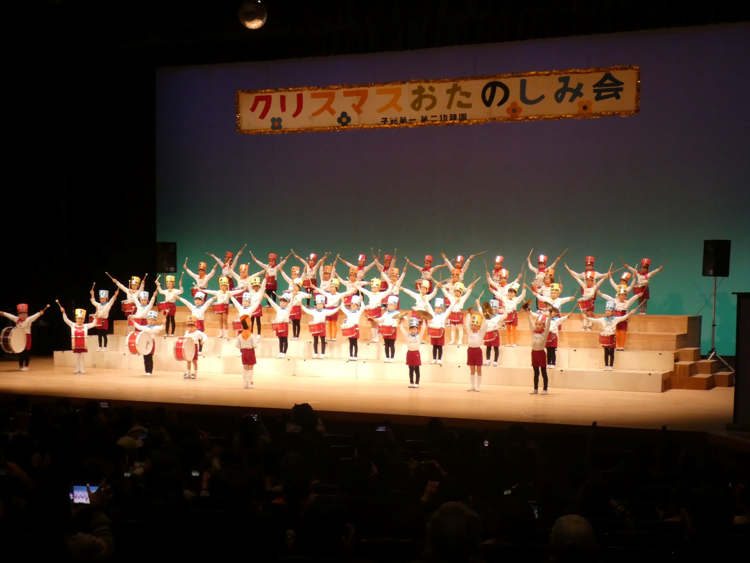 勇ましい男子鼓隊の演奏