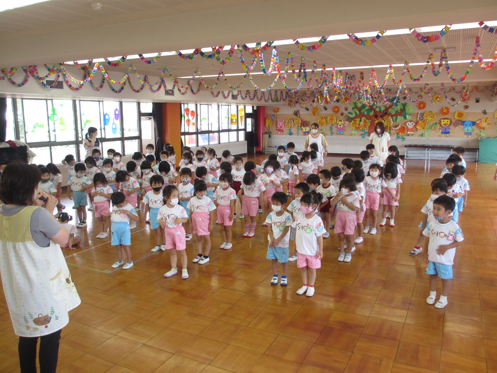 はきはきしたお返事の年中さん。１学期はグループ活動が楽しくできました。トマト栽培にも協力してがんばることが出来ました！コーナー遊びではそれぞれ工夫した活動ができました。創造力の高まりを感じさせられた年中さんでした。