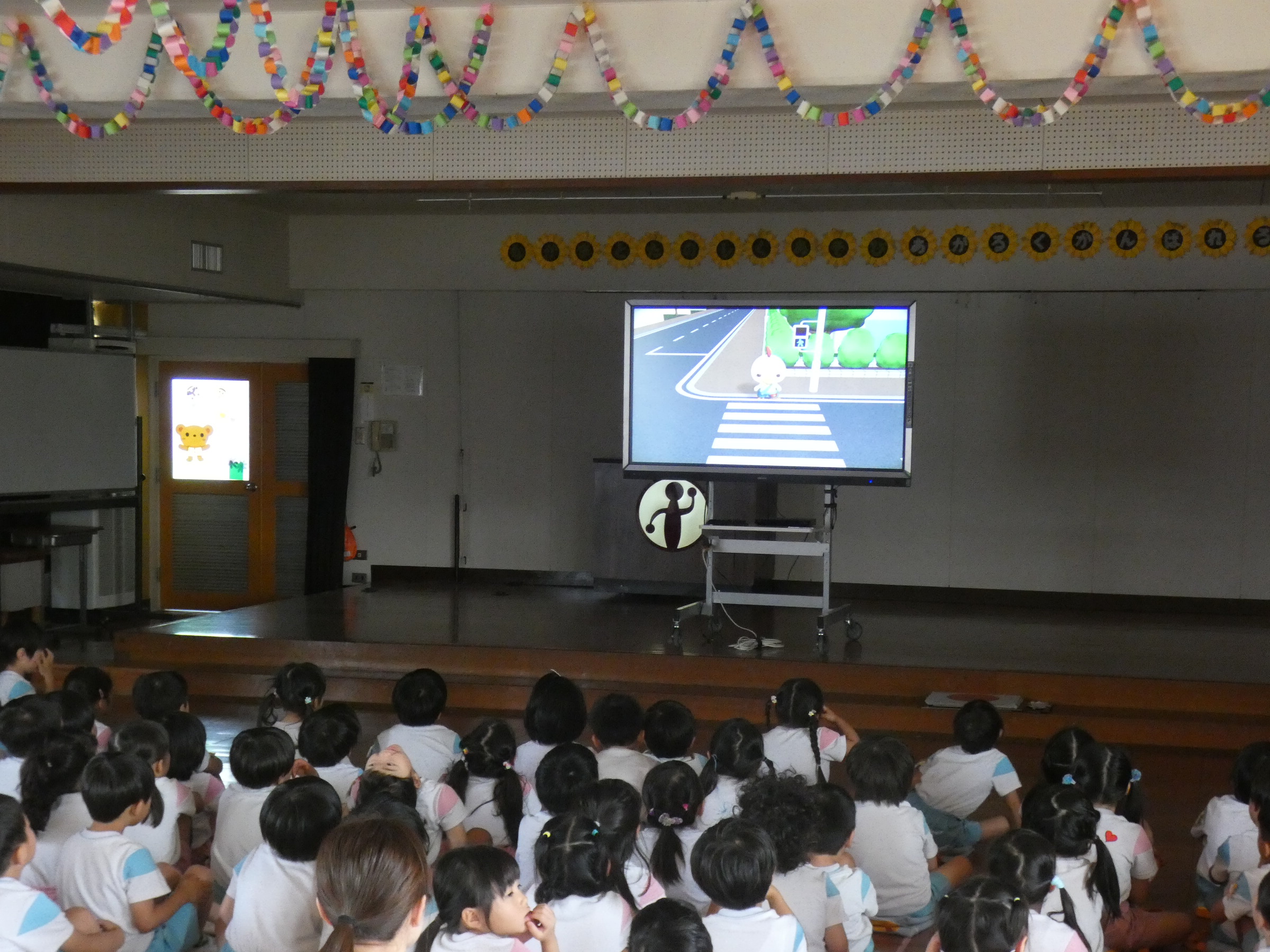 年長さんは室内でDVDによる事前の研修を始めに行いました。
