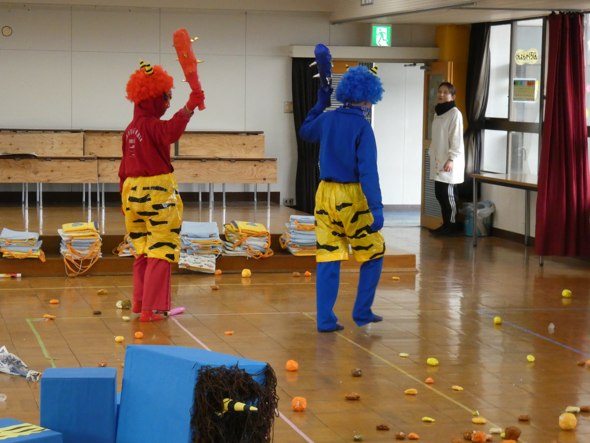 そこに本物？？の鬼が！
年長さんのパワーに負けて帰っていきました！！
この後教室でも豆まきをして楽しみました。