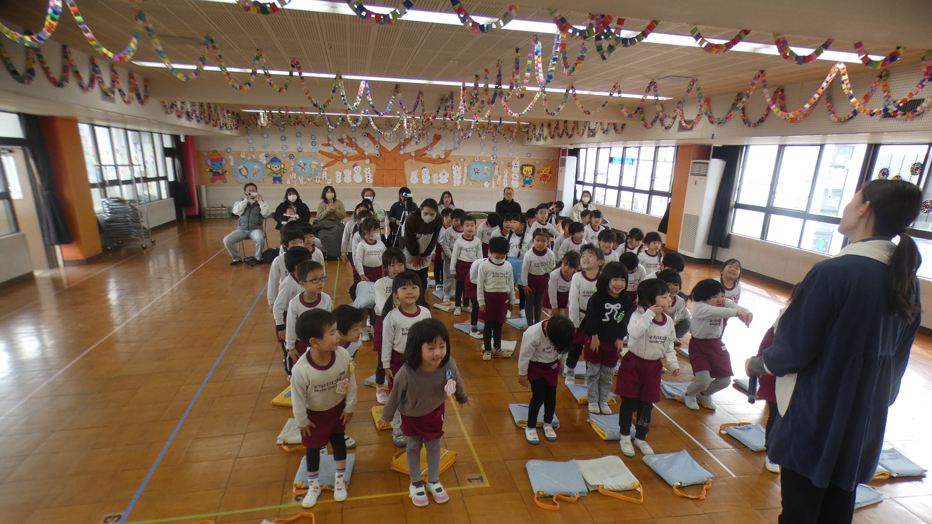 年中さんの様子です。
参観の保護者の皆様お子様のご成長を心よりお慶びいたします。