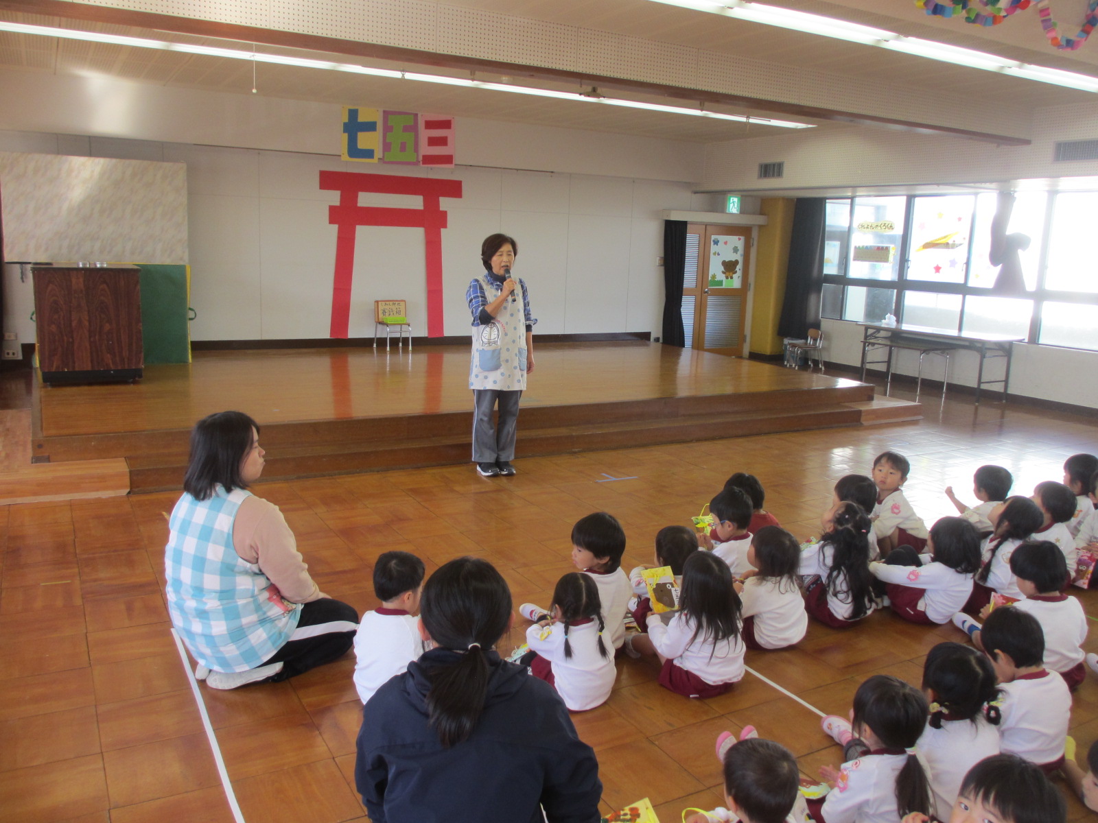 つくしさんは遊戯室のしおん神社でお参りしました。