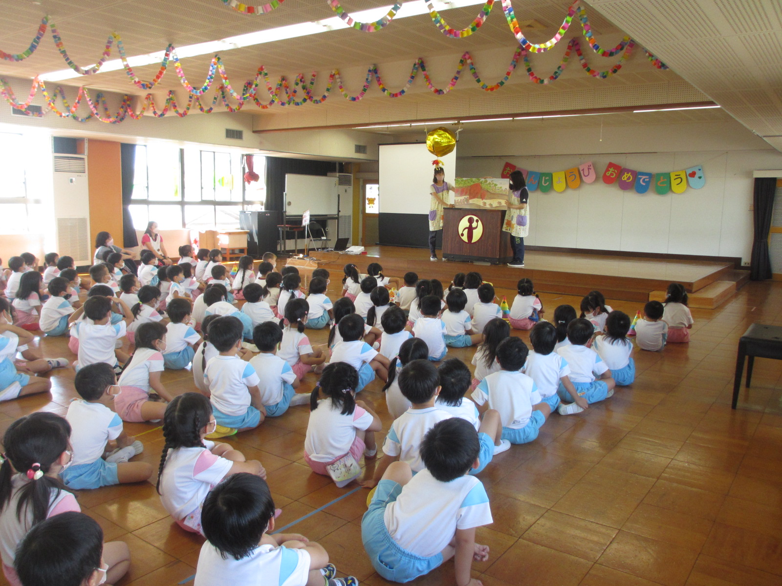 ９月は遠足の季節です。ねずみさんともぐらさんの遠足のお話を聞きました。