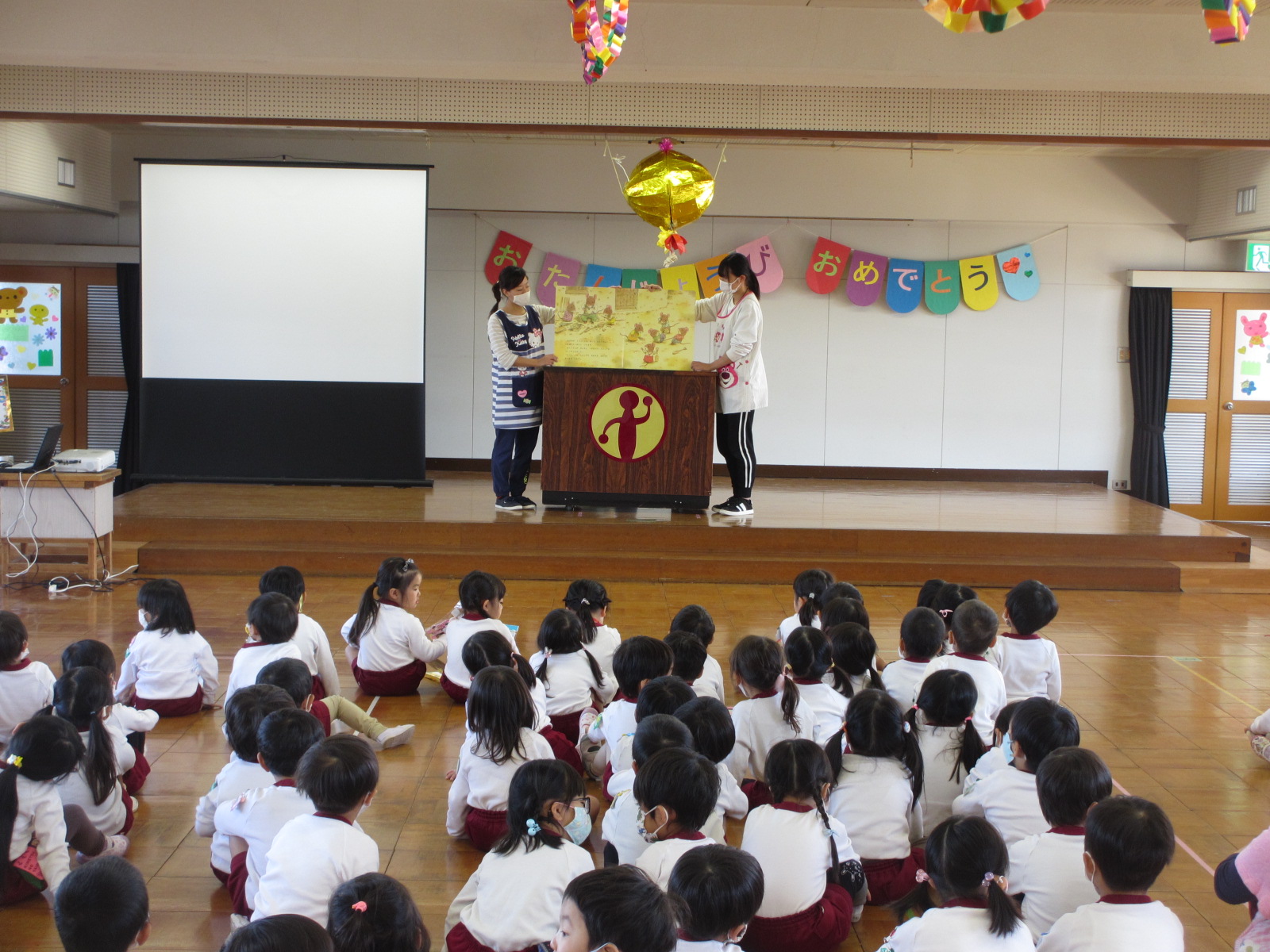 先生からのお話は『ねずみの芋ほり』楽しいお話でしたね。この前の芋ほりを思い出しましたね。来週１７日(火）は待ちに待った『おいもパーティー』です。