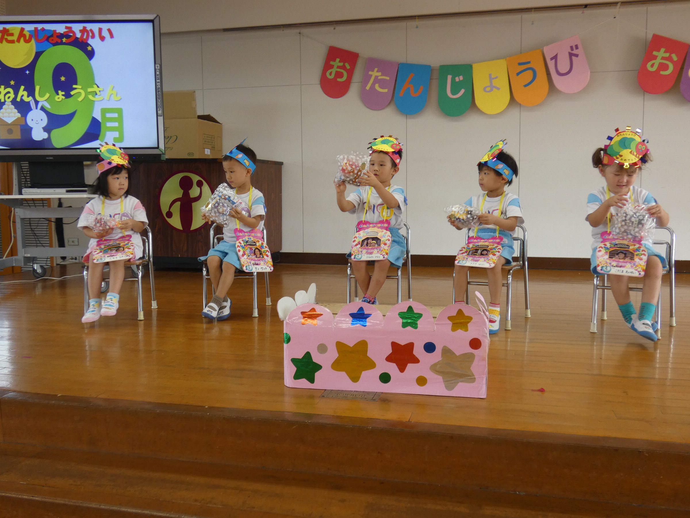 年少さんの様子です！8月お休みした2人のお友だちも一緒にお祝いしました。
