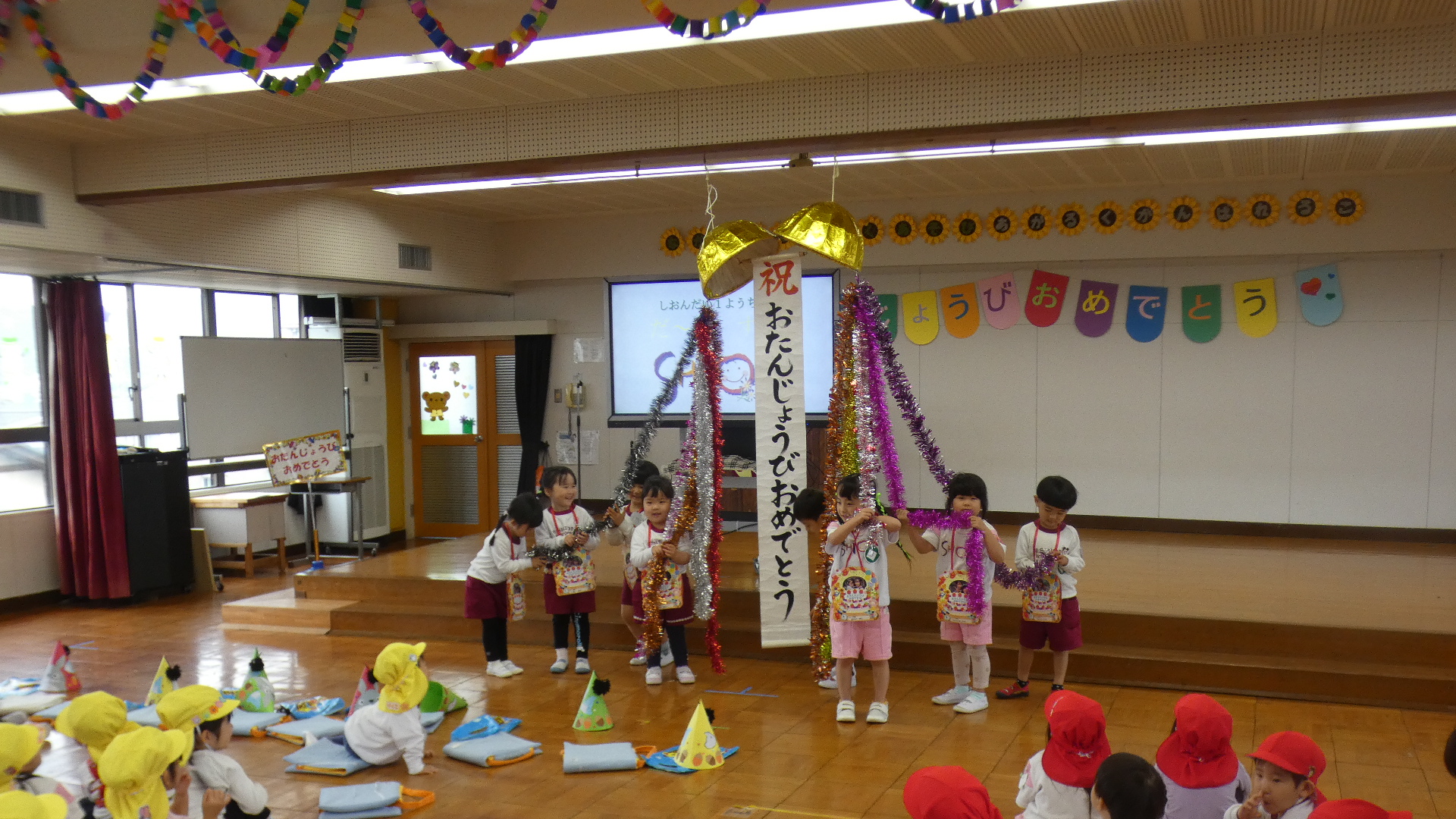 最後は力を合わせて『くす玉』割っておめでとう！！