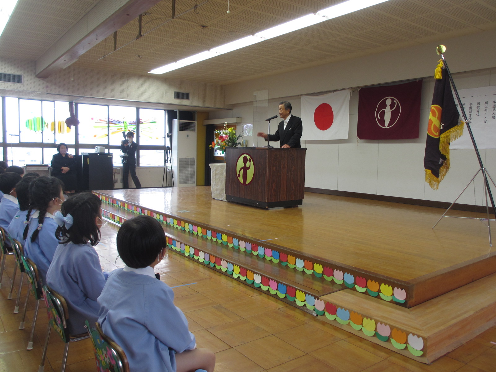 理事長先生からのご挨拶も年長さんはしっかりと聞きました。