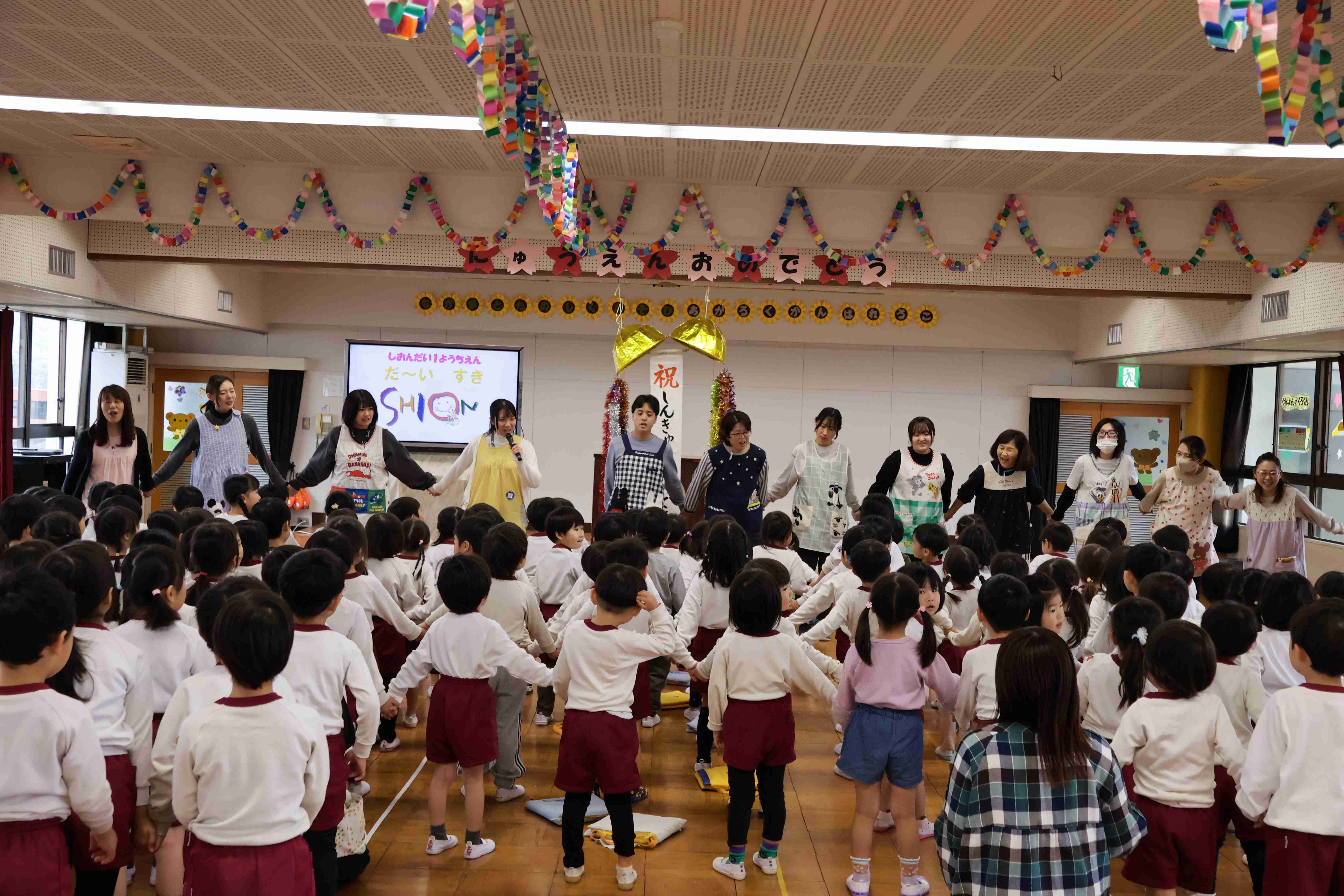 今日からお友だちの歌を元気に歌いました。（てのりののクラスではなく、幼稚園の全体の方で配信中）