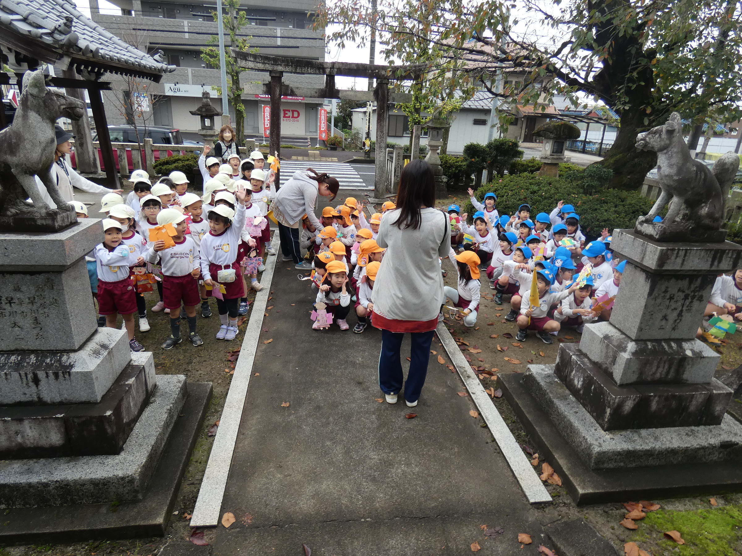 神様に作った飴の袋をお見せして健康と安全をお祈りしました。
