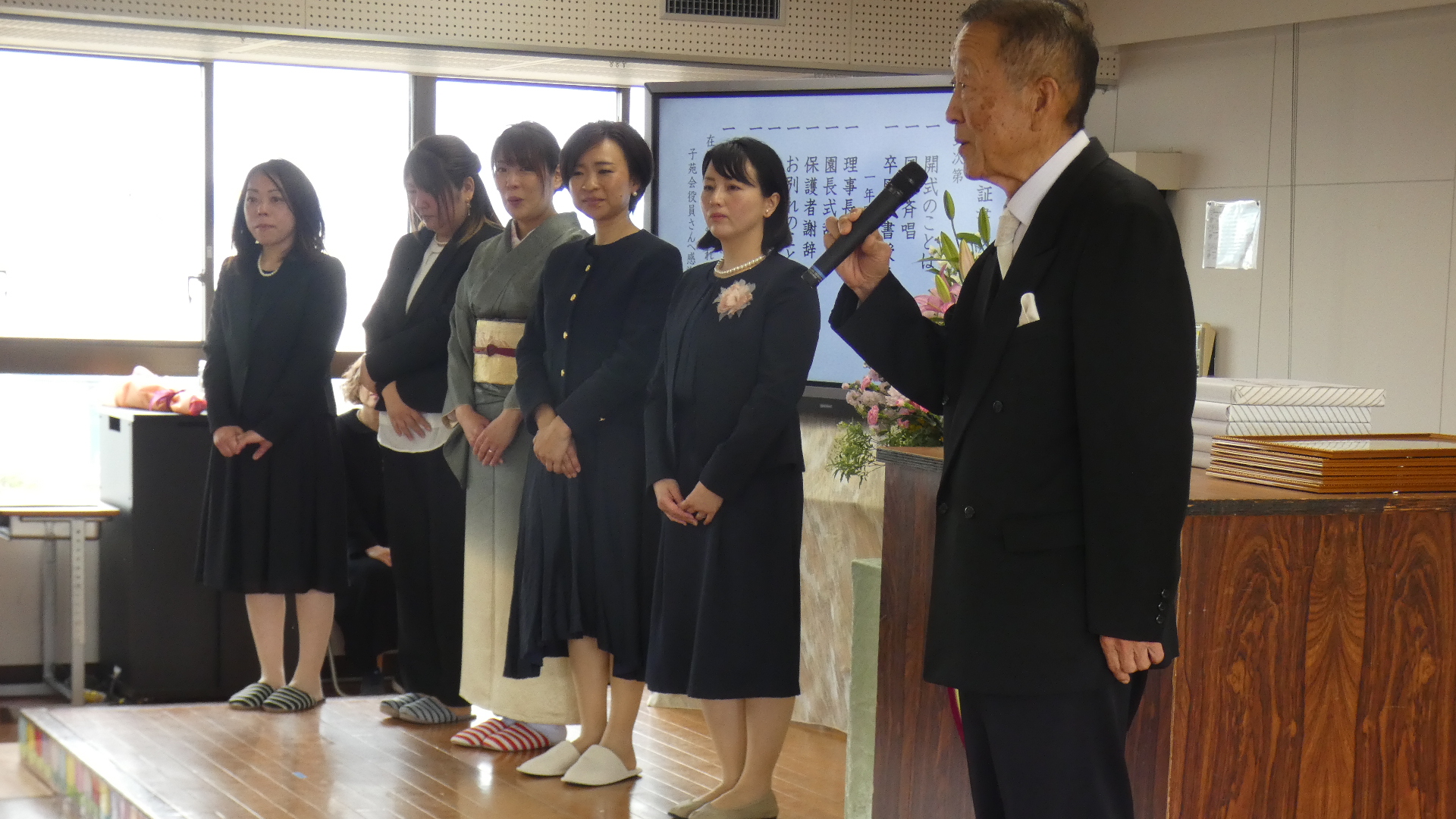 子苑会の役員のみなさんに感謝状が学園より渡されました１年間ありがとうございました。