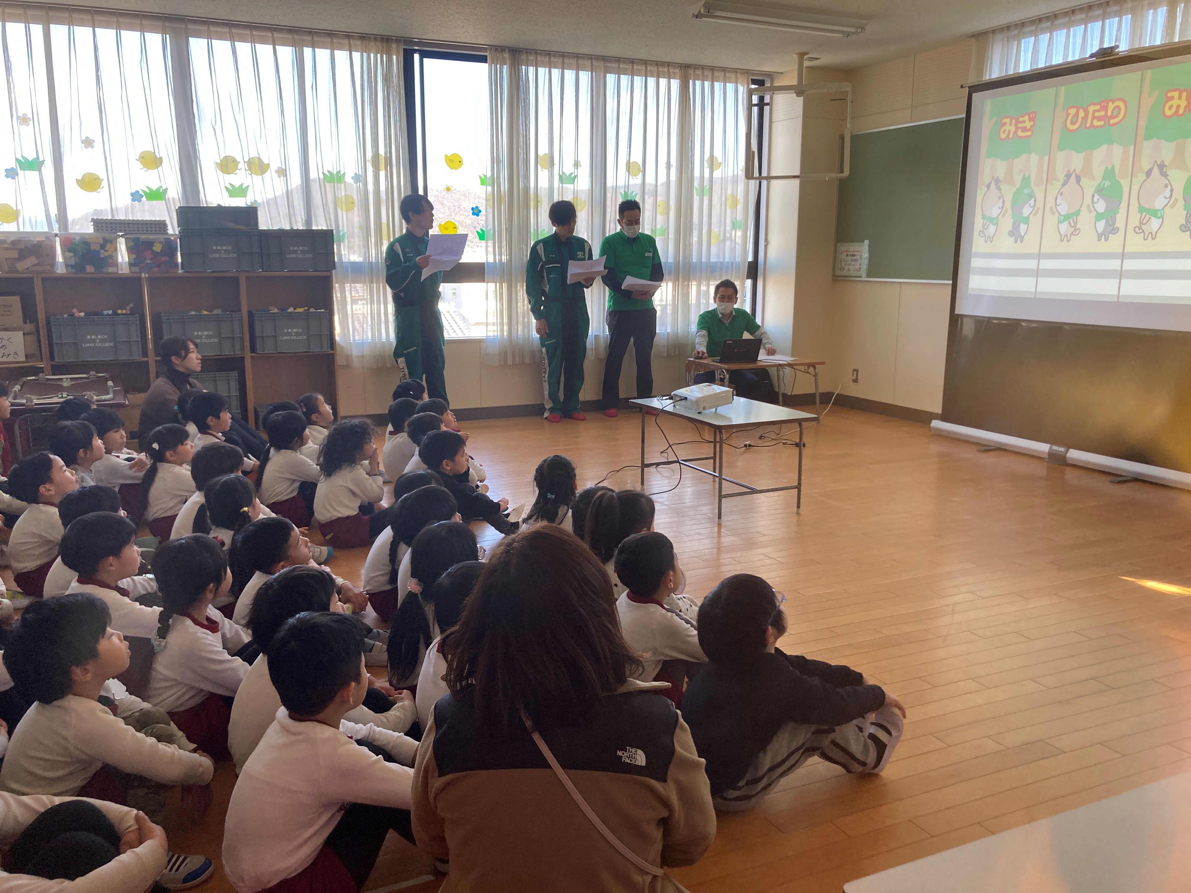 交通安全のお勉強も交代で行いました。