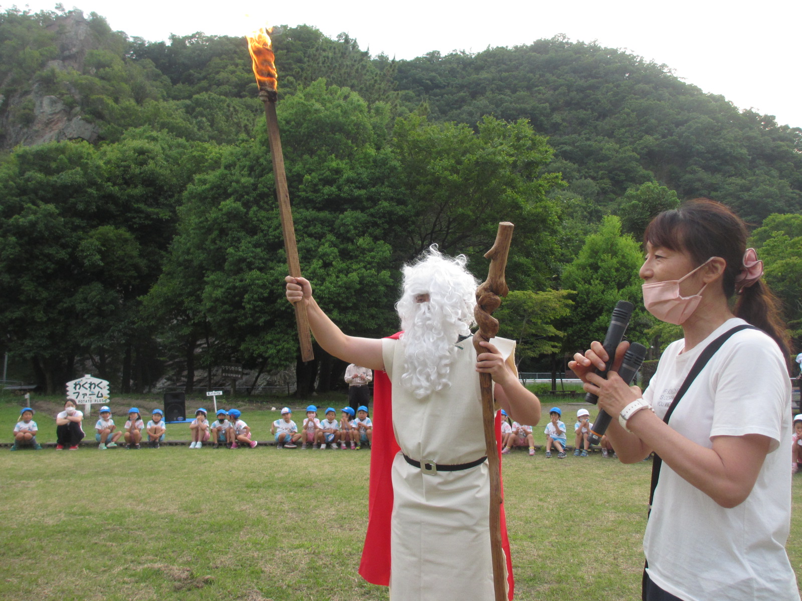 火の神様登場！！５人の先生に火を分けてもらいました。