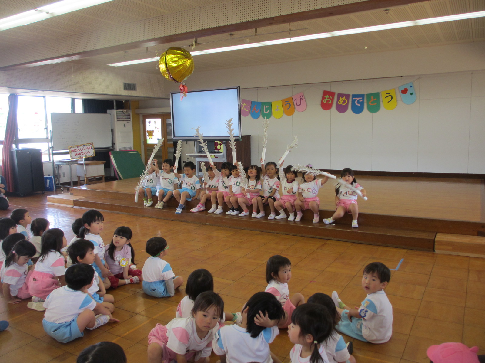 今年誕生日の子に何かしら不思議なパフォーマンスをしてもらおうと思っています。先月は「魔法の水」今月は「ニョキニョキ伸びる紙のツリー」