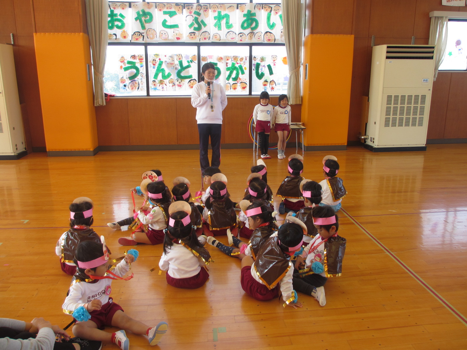 閉会式、メダルを見せっこ。
お姉さんの「コロナに負けないで運動を一杯しましょう。」「おつかれさまでした。」の声で終了！！