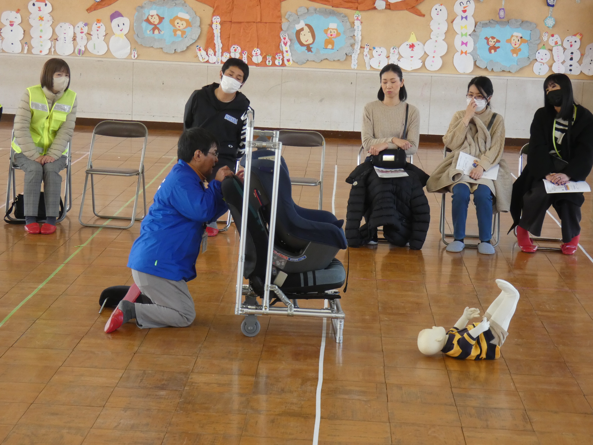 保護者の皆さんや交通安全指導委員の方にも説明していただきました。
