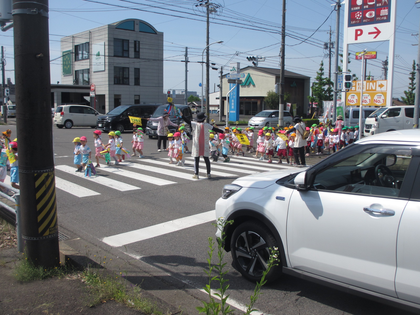 交通ルールを守って歩きます。