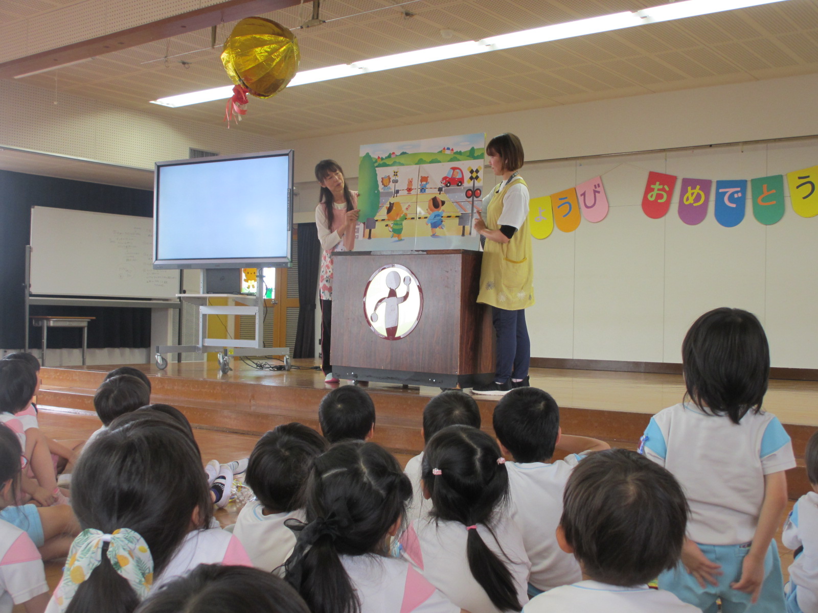 今回はお勉強も兼ねて『交通安全クイズ絵本』今度交通安全教室もあるので事前学習にもなりました。
