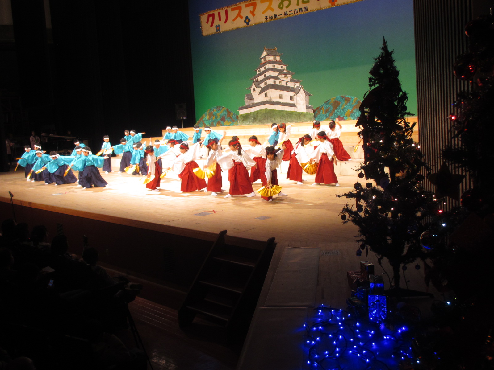 ゆり組の日本舞踊は「古城」。羽織袴の和装に扇、鉢巻きのいで立ちで見事にそろった演舞に皆の目は釘付け。