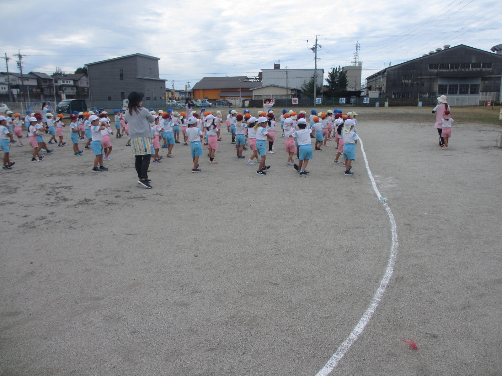 西運動場での練習が始まりました。
年長さんは準備体操（ドドドドドン体操）とリレーの練習をしました。子苑の園庭も広いけどここはもっと広く地面も砂地でとても運動しやすい所です。