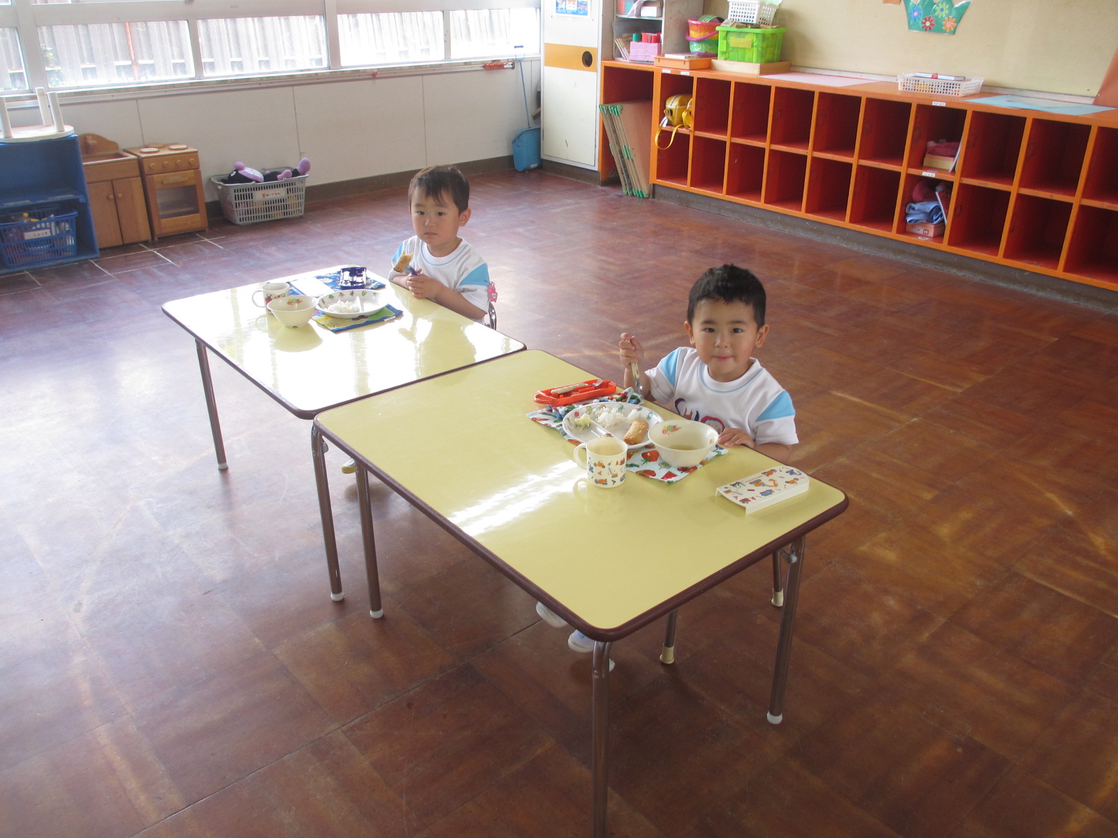 つくしさんは現在2名。。先生が音楽をかけてくれ、先生と楽しく食べていました。