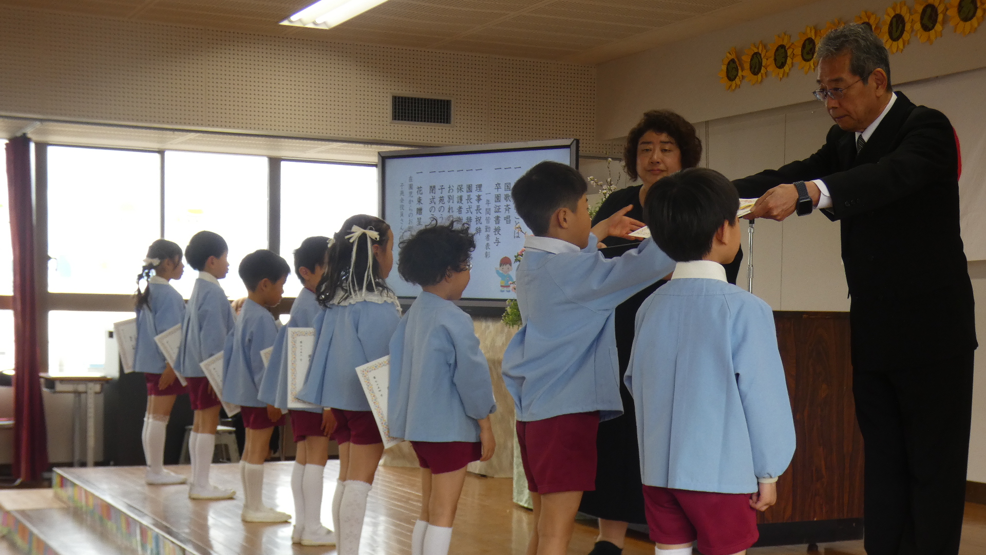 一人ひとりに卒園証書を渡しました。今年で７０９３人の子が損第一を卒園していきました。