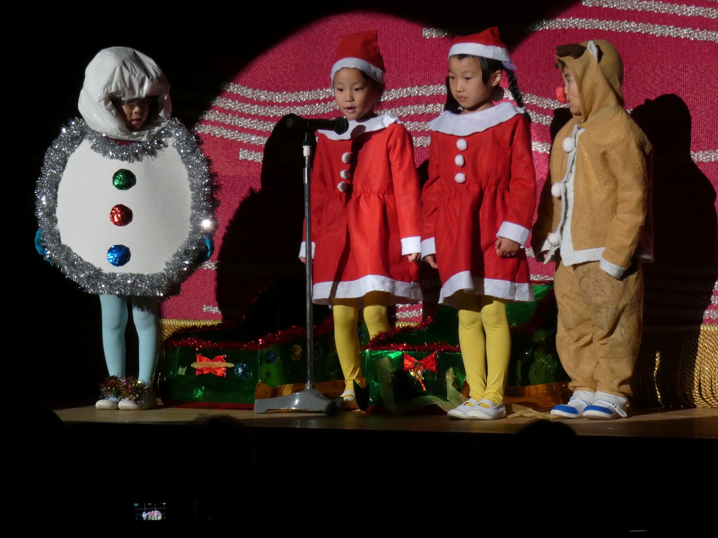 オープニングセレモニーは各クラス１名がかわいいコスチュームで頑張り宣言をしました。