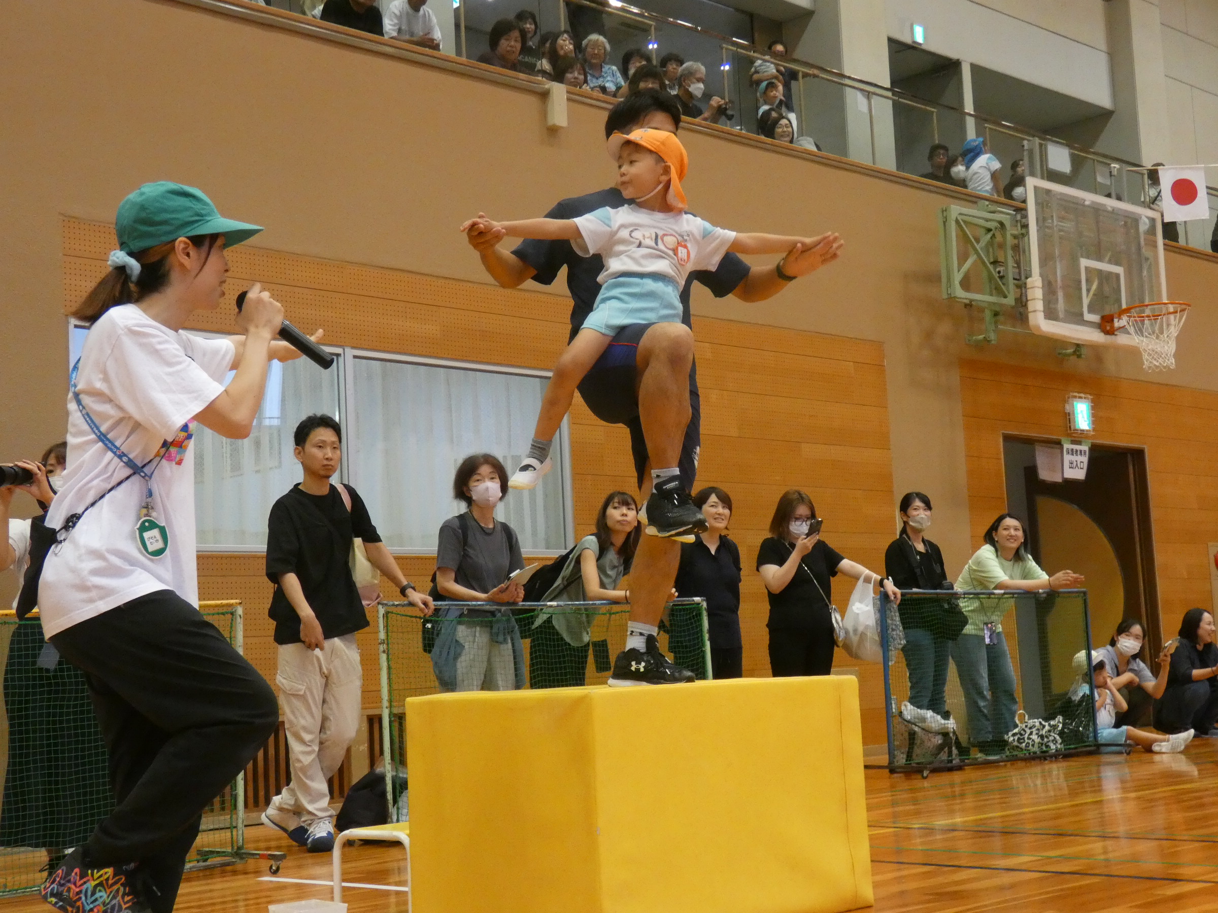 親子競技は年長の子が見本を体操教室の先生とやってくれました。