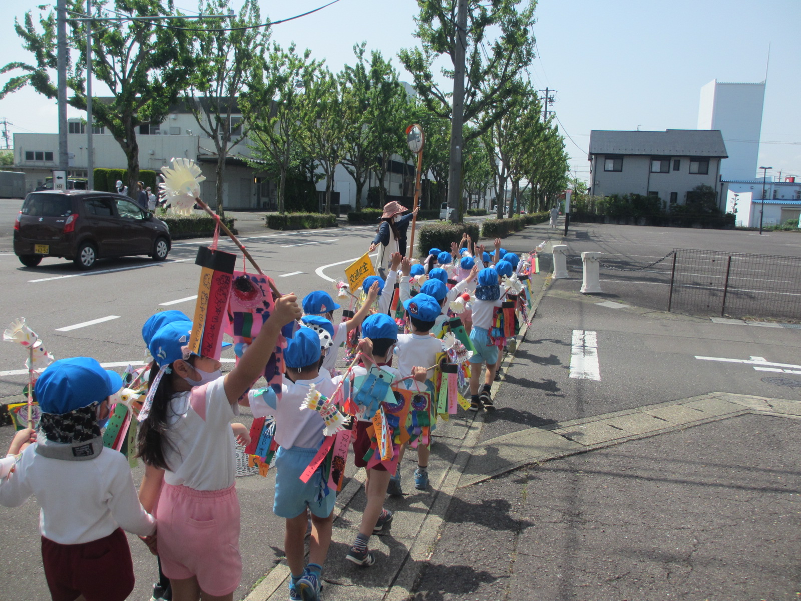 交差点ではしっかりと立ち止まり、左右確認です。鯉のぼりを上げて渡る子も(^^)/