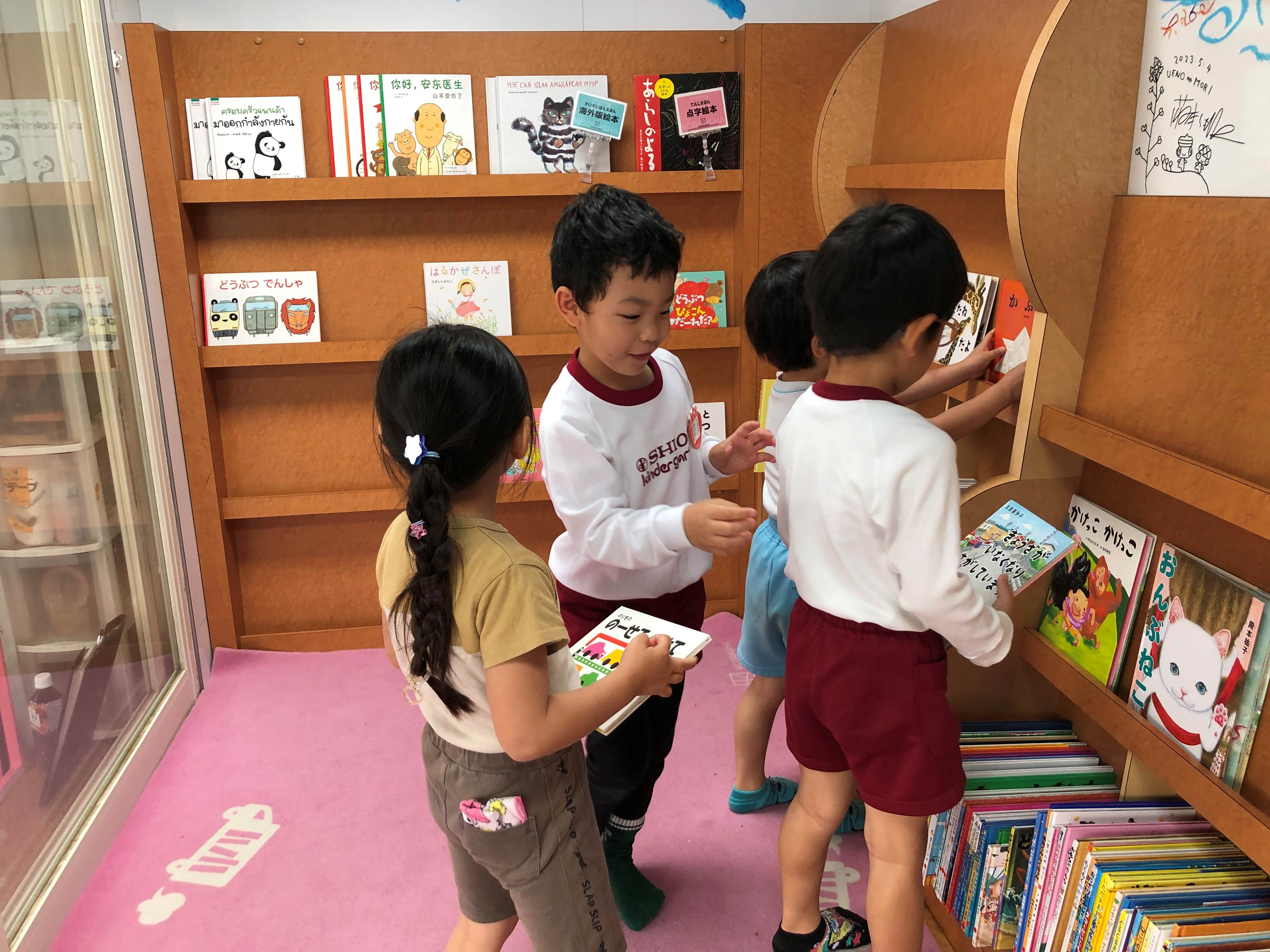 ミニ図書館！好きな本を選べます。