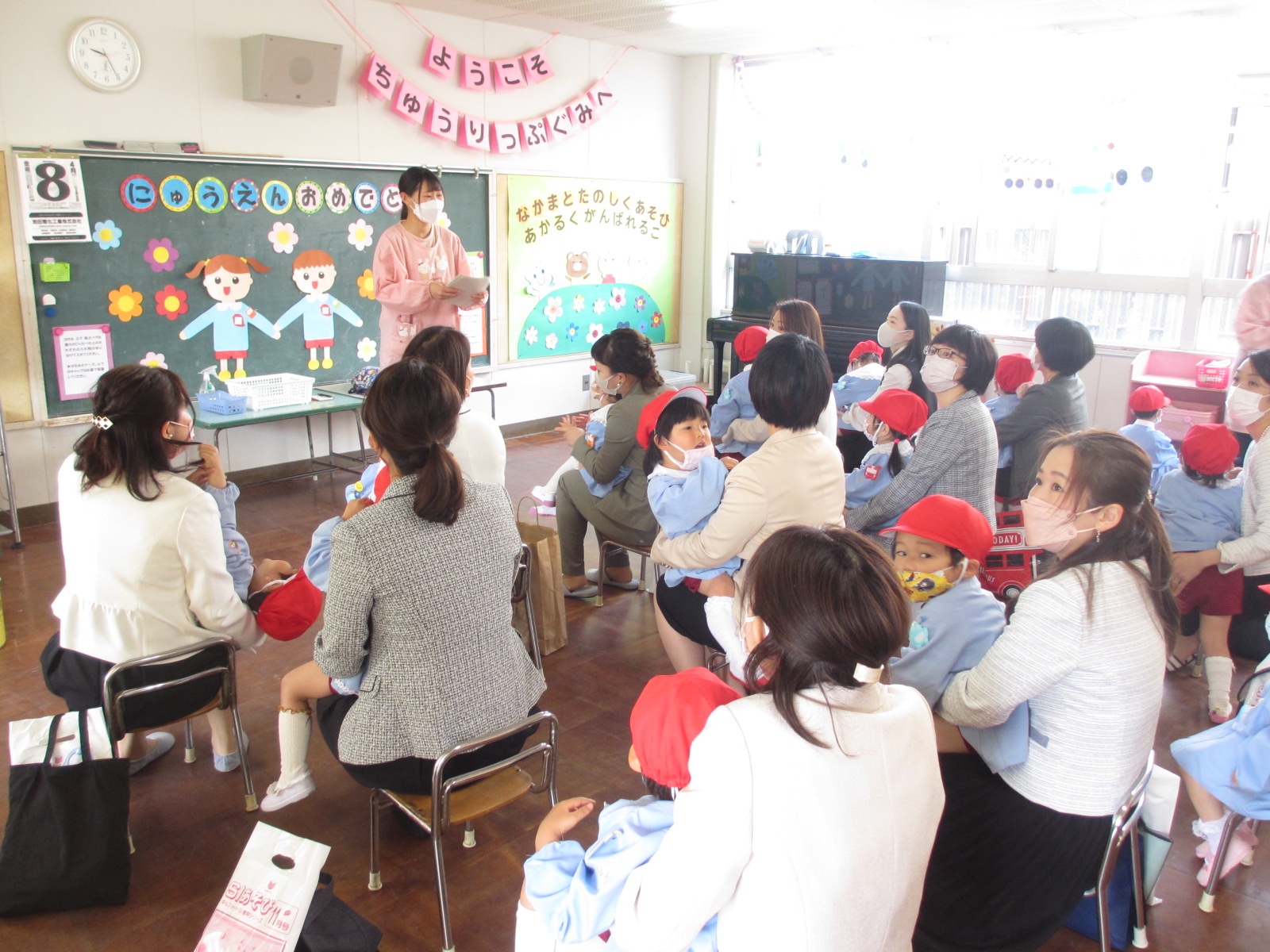 お部屋で先生とのご対面。幼稚園のこといろいろ聞きました。学級員さんになっていただいた方ありがとうございました。よろしくお願いします。