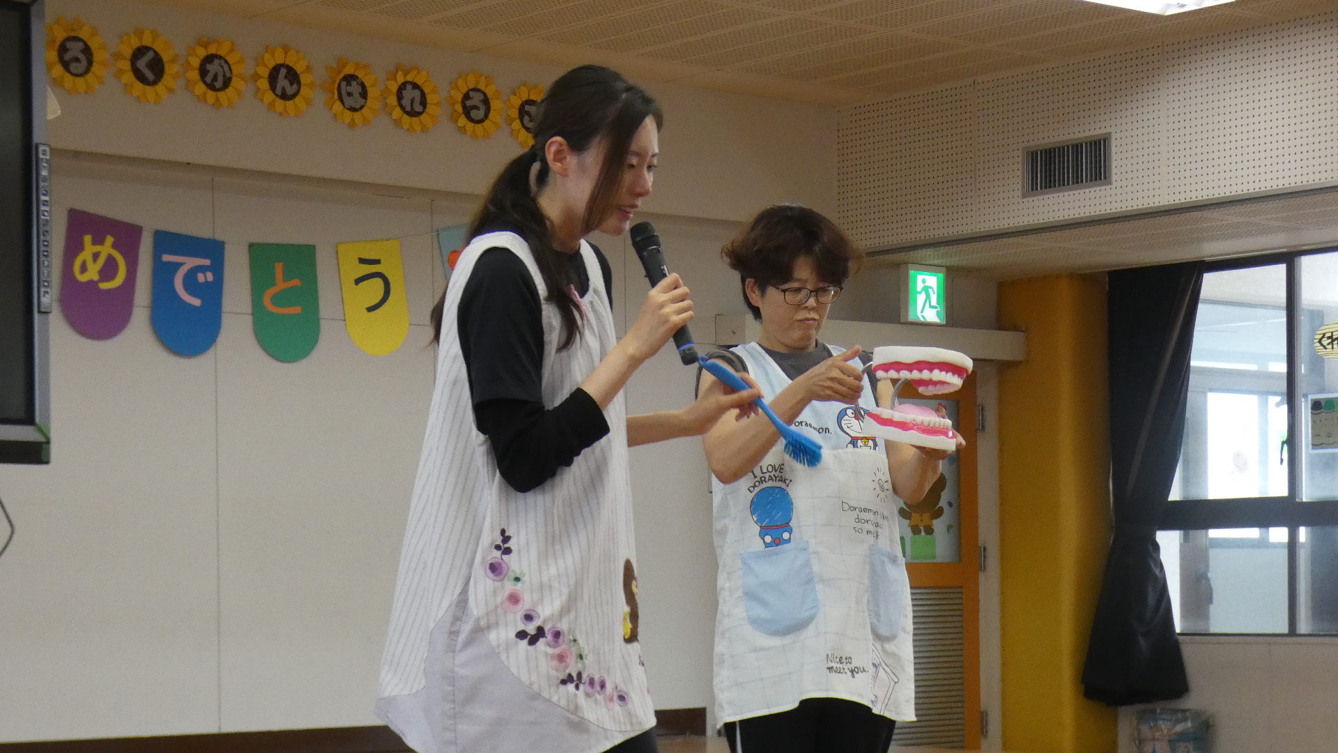 誕生会の後に年中さんと年長さんは歯磨き指導を行いました。「てのりの」でも聴かれたと思いますが楽しい音楽に合わせて行いました。