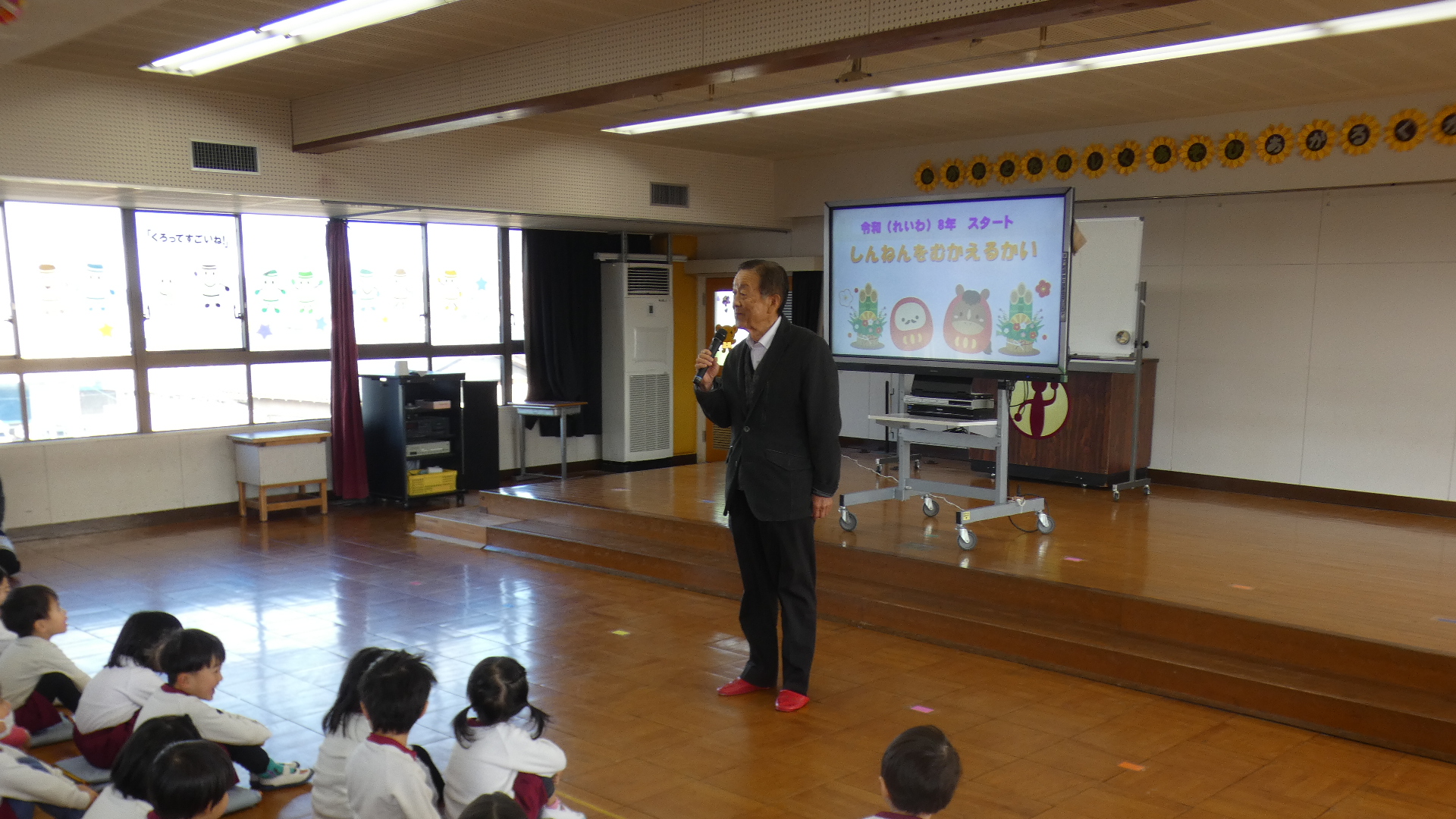 理事長先生もご挨拶に見えました。年少さんのしっかりした新年の挨拶にびっくりされていまし
た。