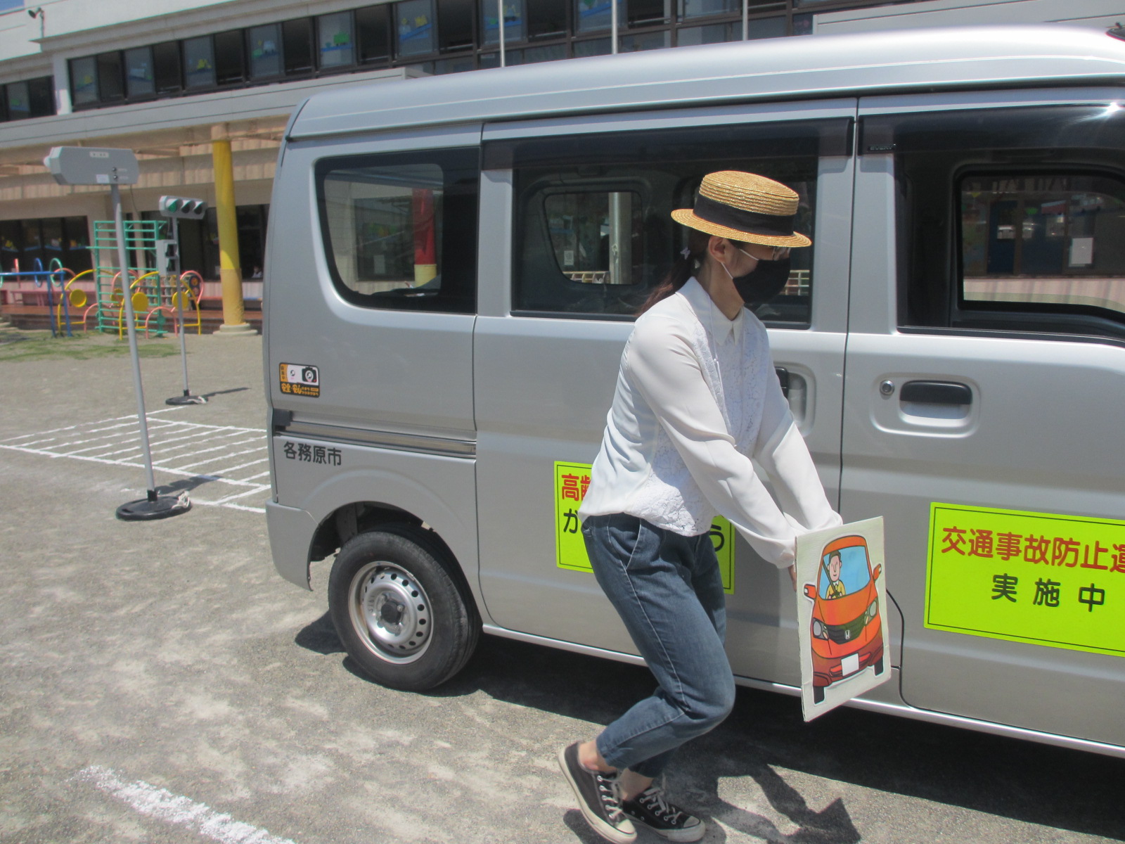 車の横からもう1台が！！
車役のお母さん、何周も車の周りを走ってくださり、ありがとうございました。