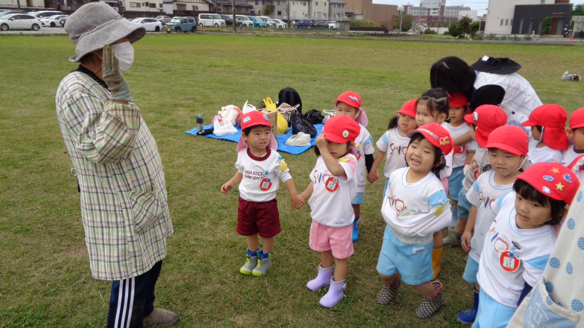 農園のおばさんにお礼をしっかろ言うちゅうりっぷさん。ほめていただきました！