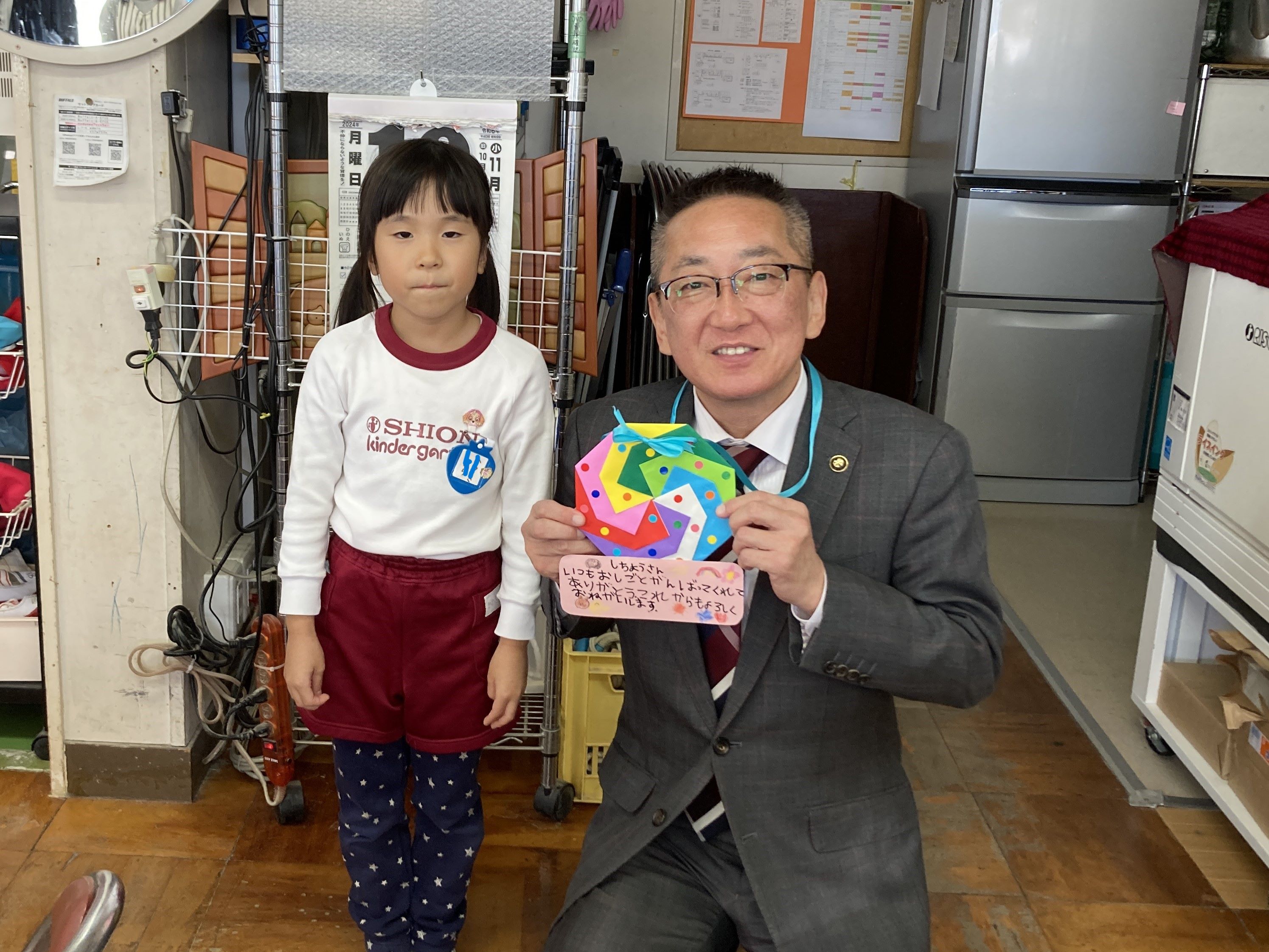 市長さんにお礼のプレゼントを年長さんが渡しました。とっても喜んで見えました。