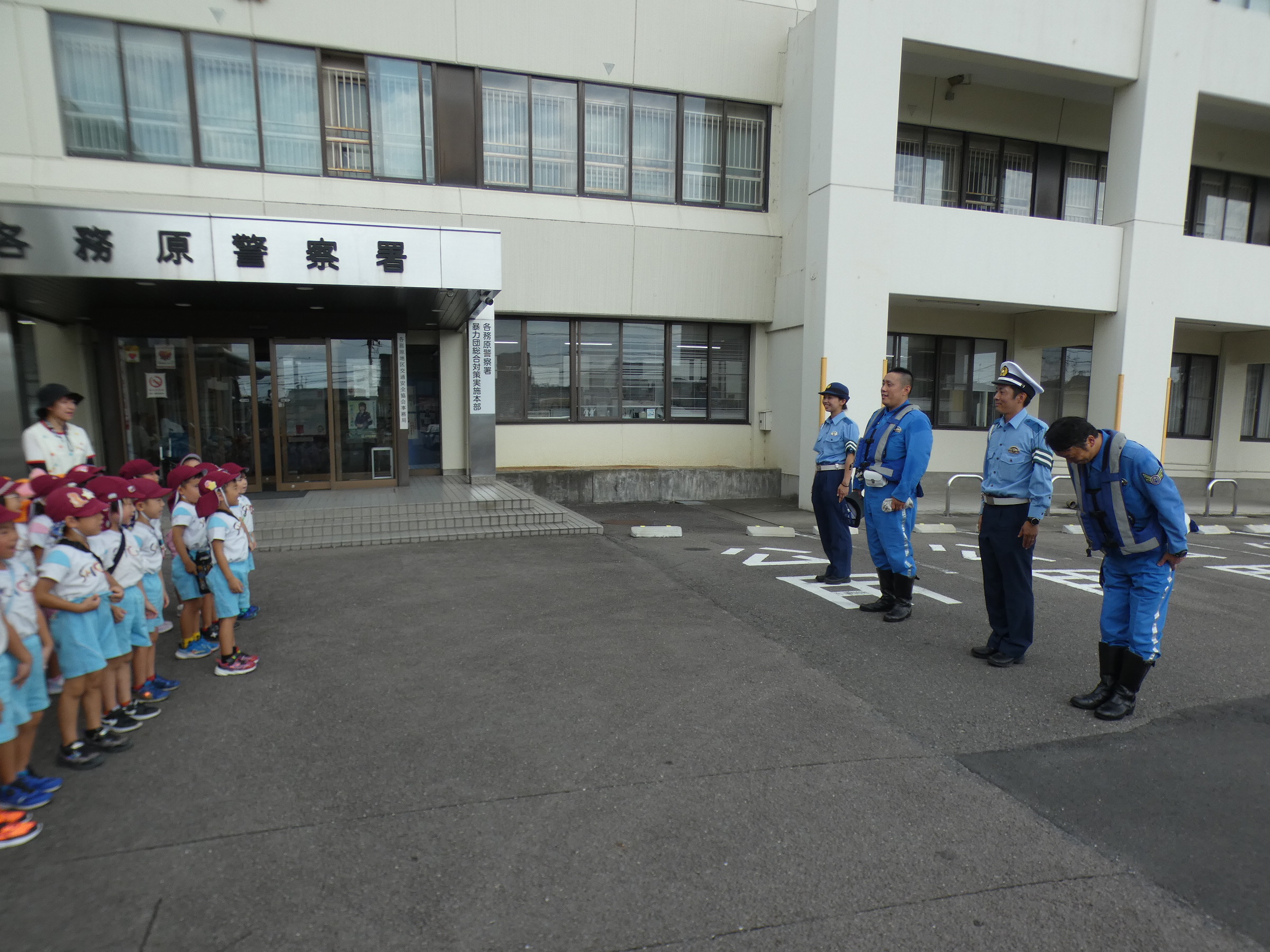 お礼をしっかり言って帰りました。「大きくなったらお巡りさんや白バイ隊員になりたい子？」と聞かれたら１０名ほど手が挙がりました。