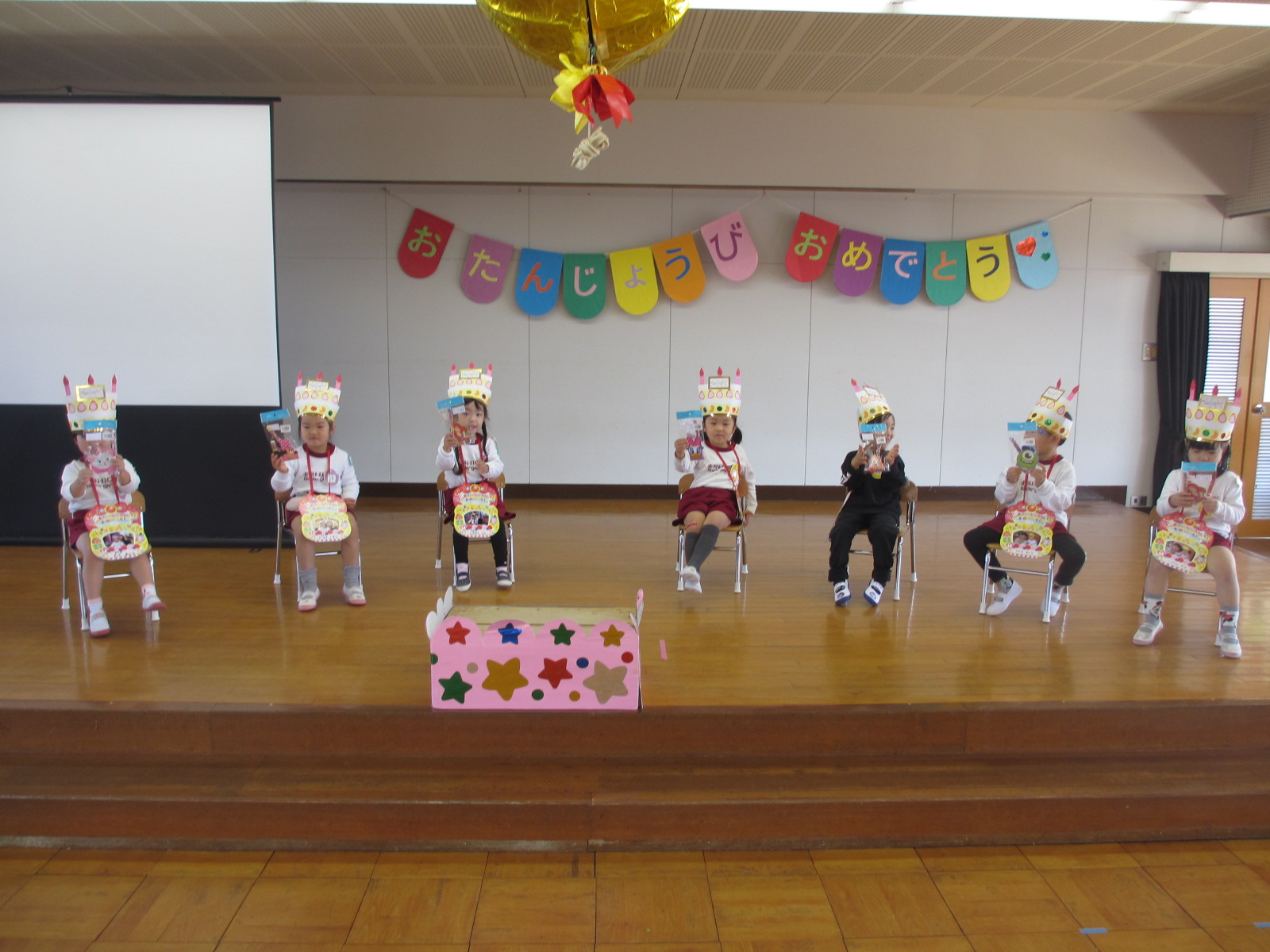 お誕生日おめでとうございます！お子様の誕生日心からお祝いいたします。子苑会からいただいたプレゼント。うれしかったですね。子苑会さんに感謝です☆１５日の七五三の行事の千歳飴もいただきました。伝統行事へのご協力うれしいです。