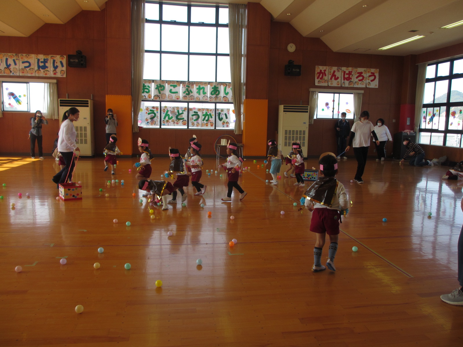 子どもたちだけの競技、「おいかけ玉入れ」おうちの方の応援でみんな一生懸命先生を追いかけました！！