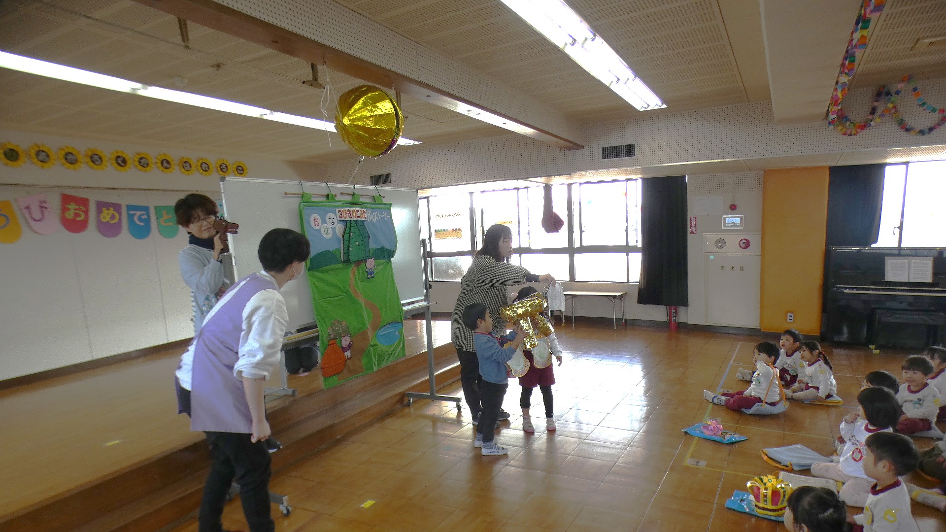 先生からの出し物は『３匹の子ブタ』のペープサート。たんぽぽ組に来ていた小川実習生さんも登場！再来年には立派な先生になって帰ってきて欲しいです。