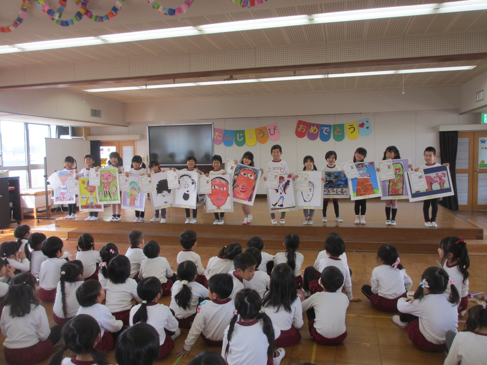 先日行われた『各務原少年美術展』の表彰も誕生会で行いました。
おめでとうございます！