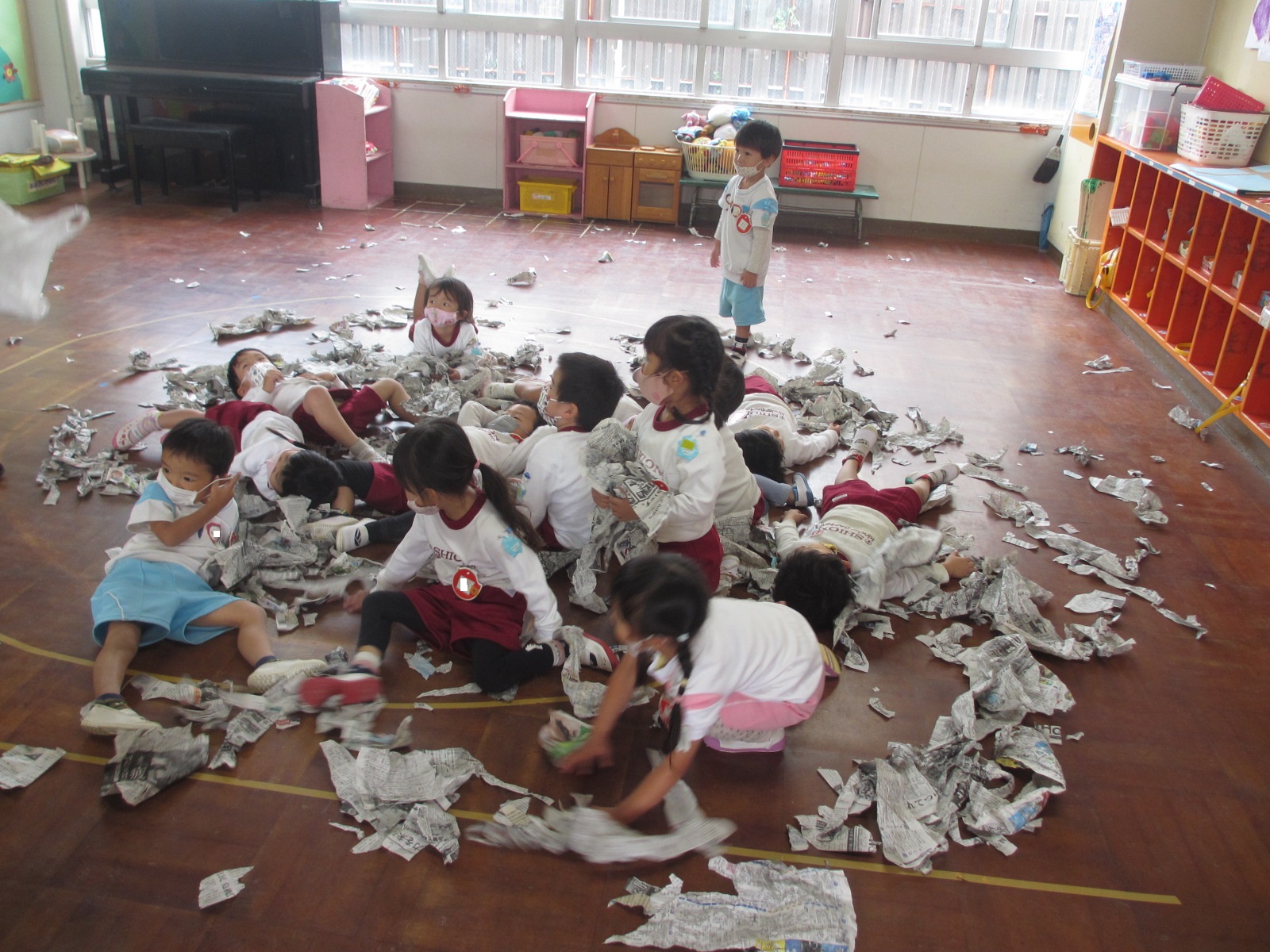 年少さんが新聞を使った遊びを創造していました。たかが新聞紙されど新聞紙、子どもにとってはこんな楽しい材料はありません！うっすら汗かくほどの熱中度！私も新聞紙まみれになりました(>_<)

