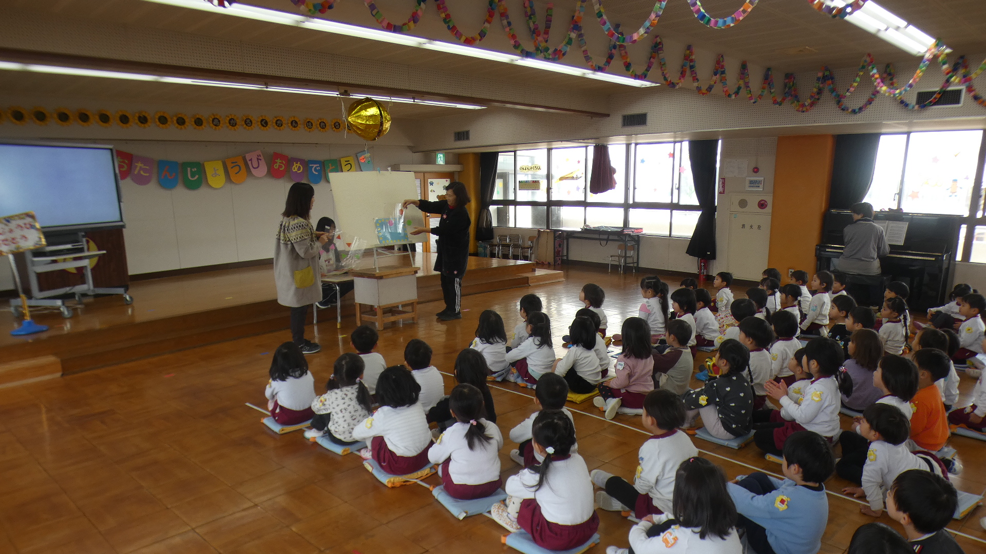 先生からの出し物はペープサート。色紙のシートを重ねていくとあら不思議！色々な食べ物に変身！！