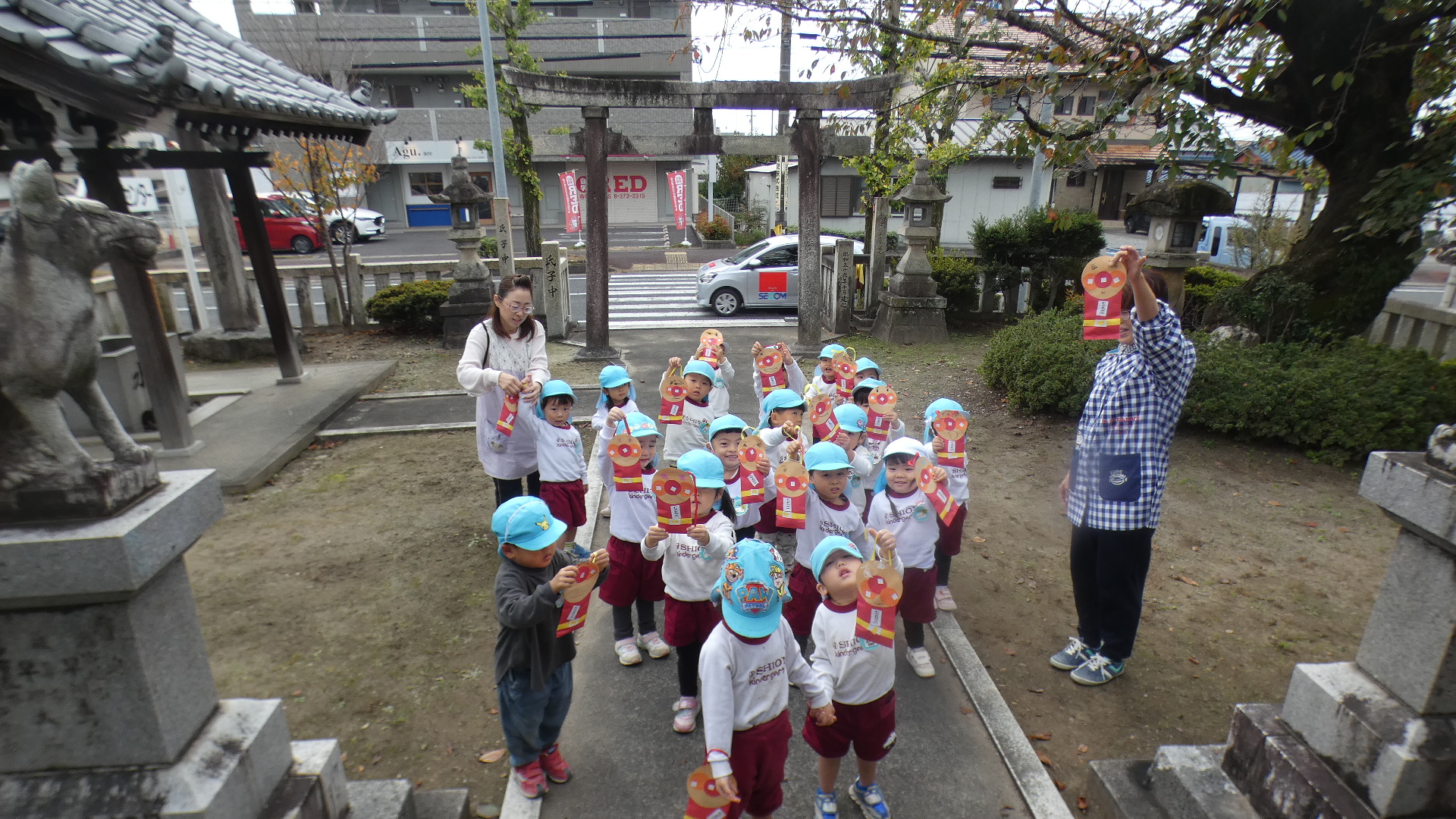 最後に来たのはつくしさんたちです。バスに乗ってきました。元気にお歌を歌う姿に神様も感動！！と思います。